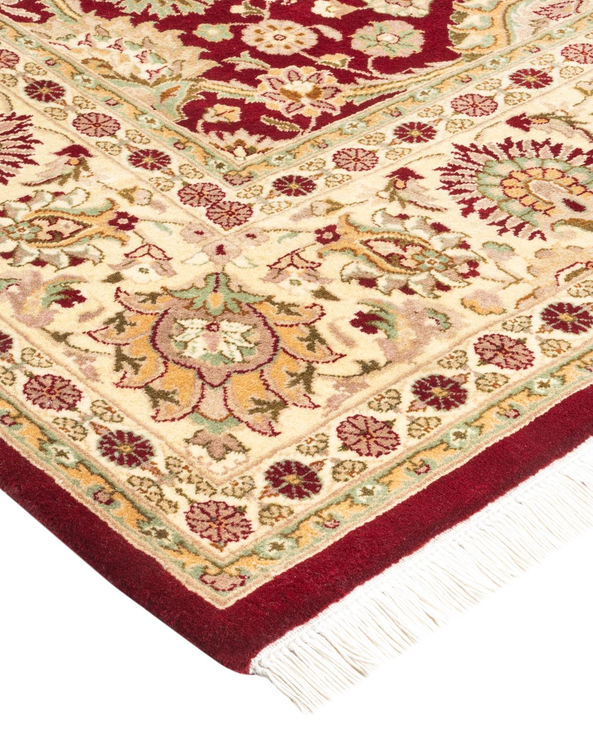 Die Teppiche der Mogul-Kollektion bringen mit ihren zurückhaltenden Farben und Allover-Mustern zeitlose Eleganz in jeden Raum. Beeinflusst von einem Spektrum türkischer, indischer und persischer Designs, lassen die Kunsthandwerker, die diese