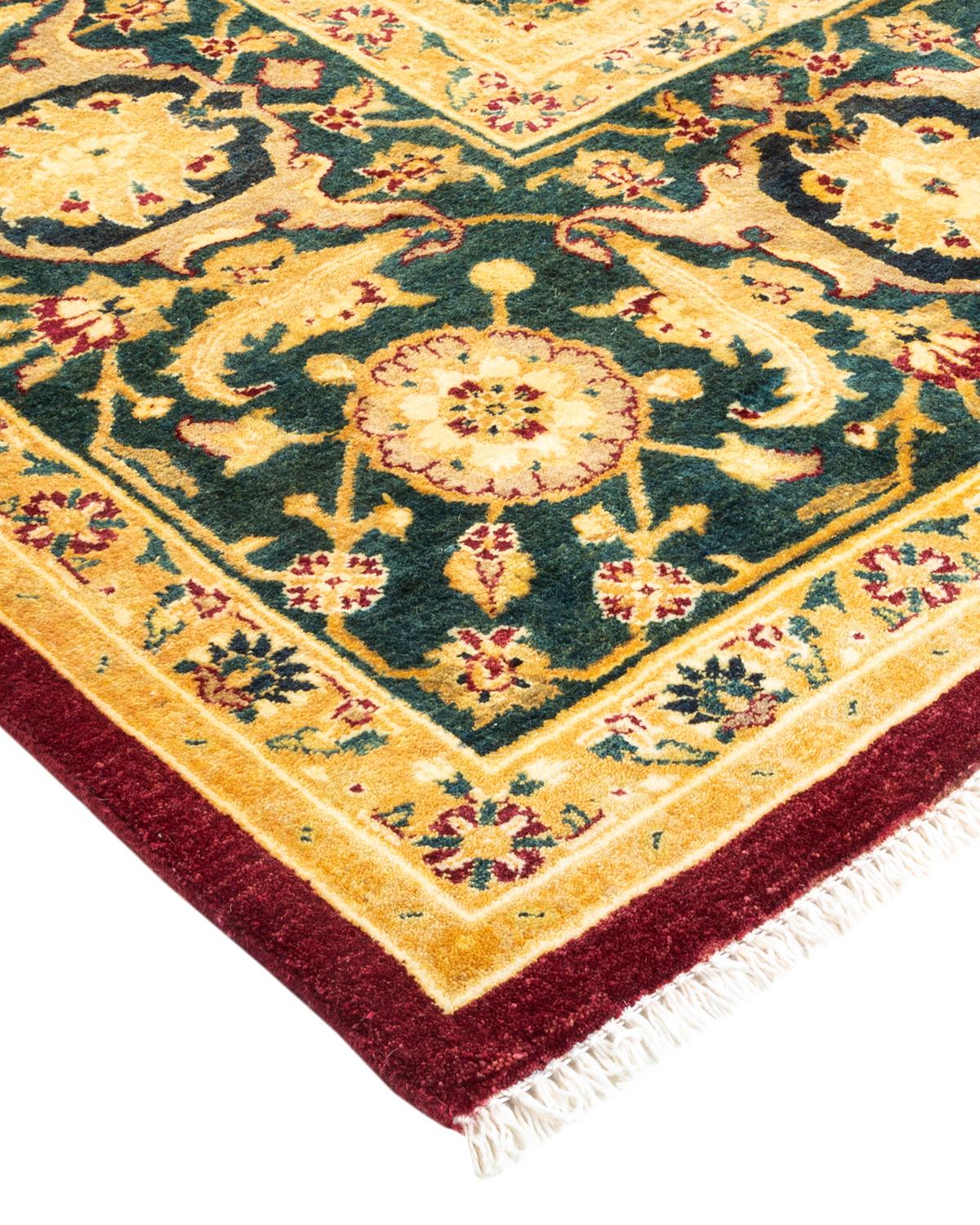 Avec leurs palettes discrètes et leurs motifs à l'envers, les tapis de la collection Mogul apporteront une sophistication intemporelle à n'importe quelle pièce. Influencés par un éventail de motifs turcs, indiens et persans, les artisans qui tissent