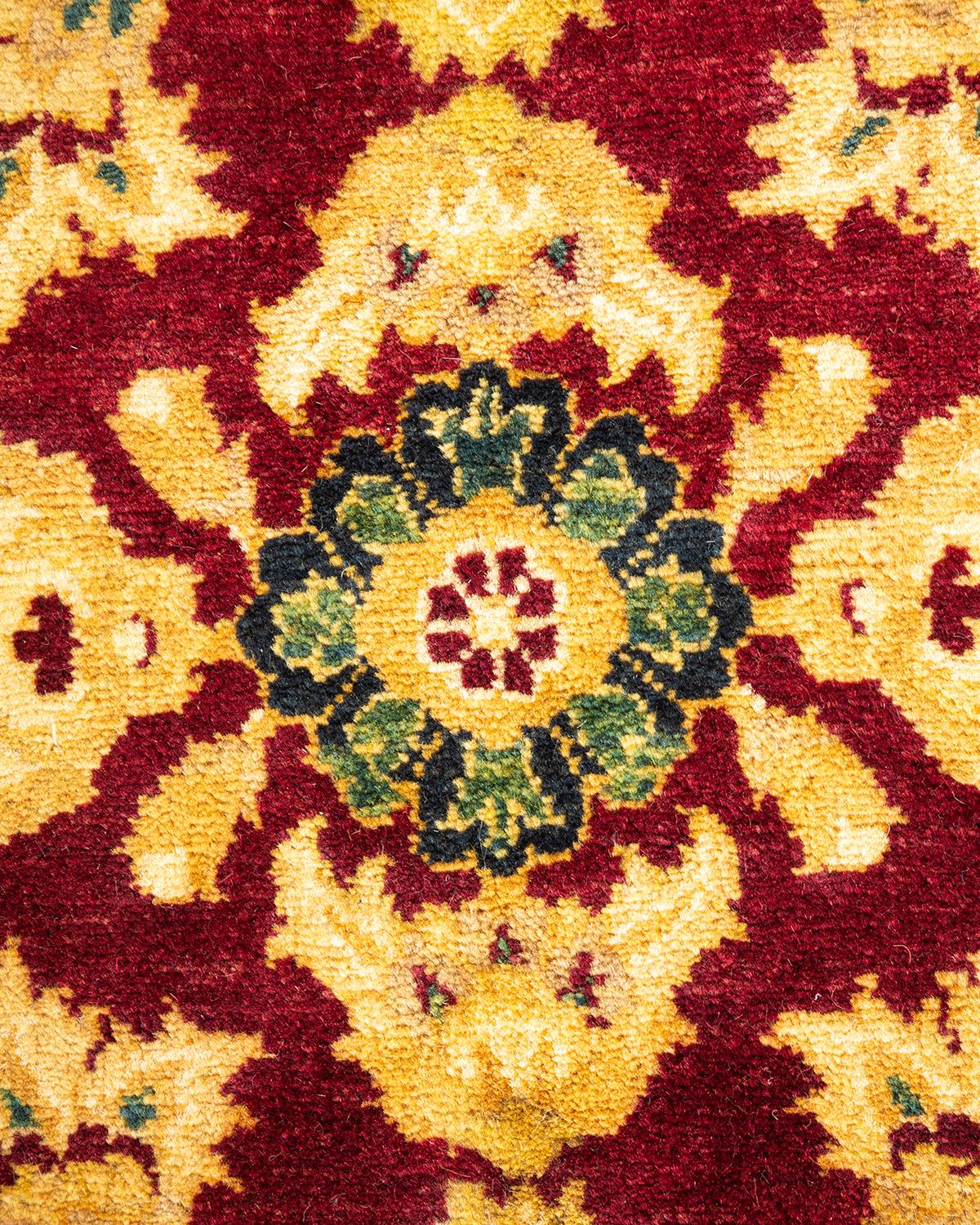 Pakistanais Tapis traditionnel oriental rouge moghol noué à la main, unique en son genre en vente