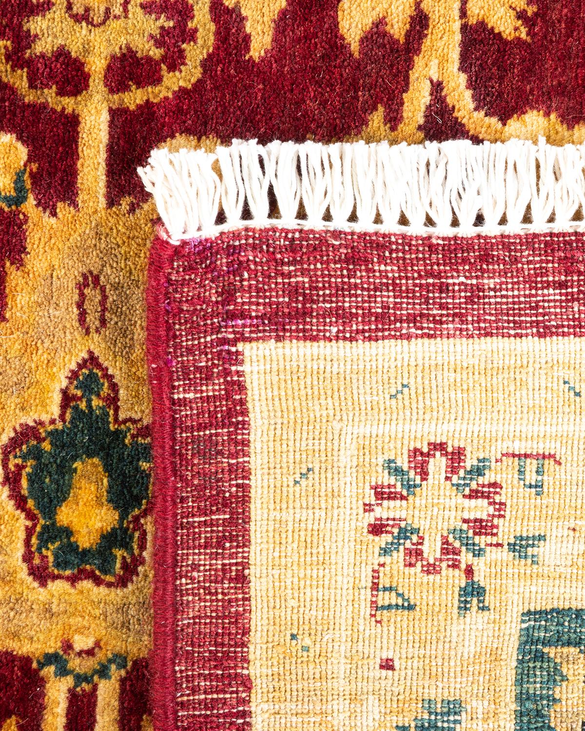 XXIe siècle et contemporain Tapis traditionnel oriental rouge moghol noué à la main, unique en son genre en vente