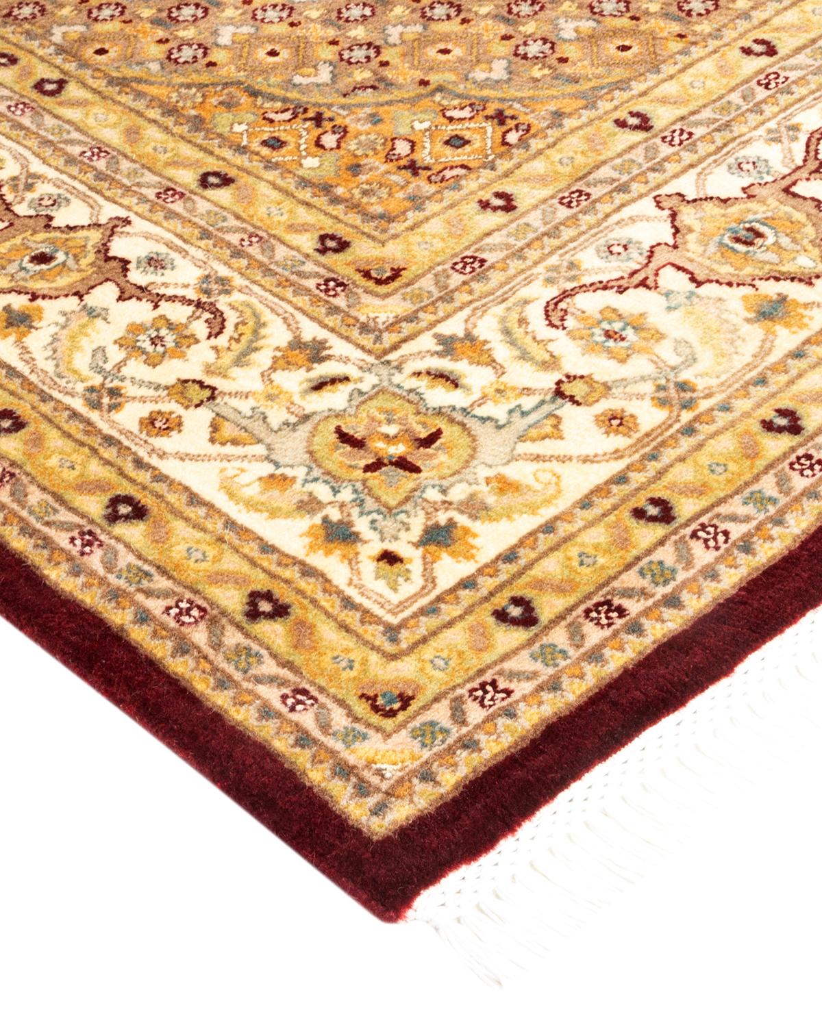 Avec leurs palettes discrètes et leurs motifs à l'envers, les tapis de la collection Mogul apporteront une sophistication intemporelle à n'importe quelle pièce. Influencés par un éventail de motifs turcs, indiens et persans, les artisans qui tissent