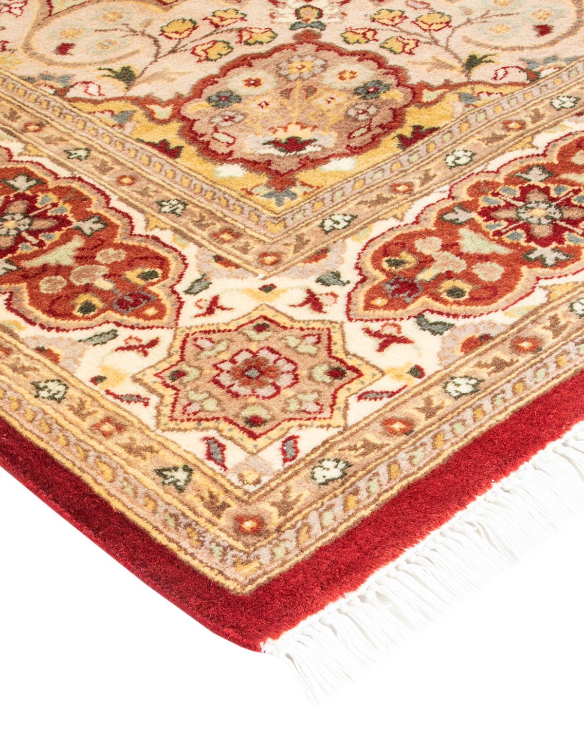 Die Teppiche der Mogul-Kollektion bringen mit ihren zurückhaltenden Farben und Allover-Mustern zeitlose Eleganz in jeden Raum. Beeinflusst von einem Spektrum türkischer, indischer und persischer Designs, lassen die Kunsthandwerker, die diese