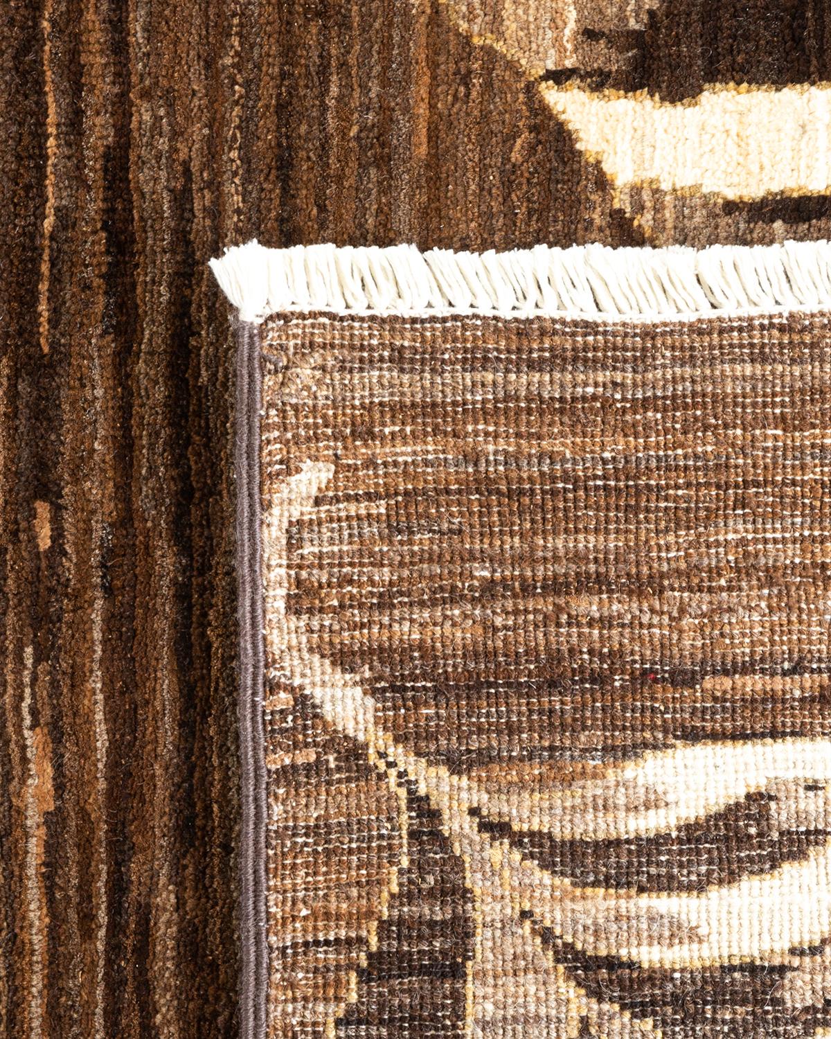 Handgeknüpfter, eklektischer brauner Teppich aus Wolle, Unikat (21. Jahrhundert und zeitgenössisch) im Angebot