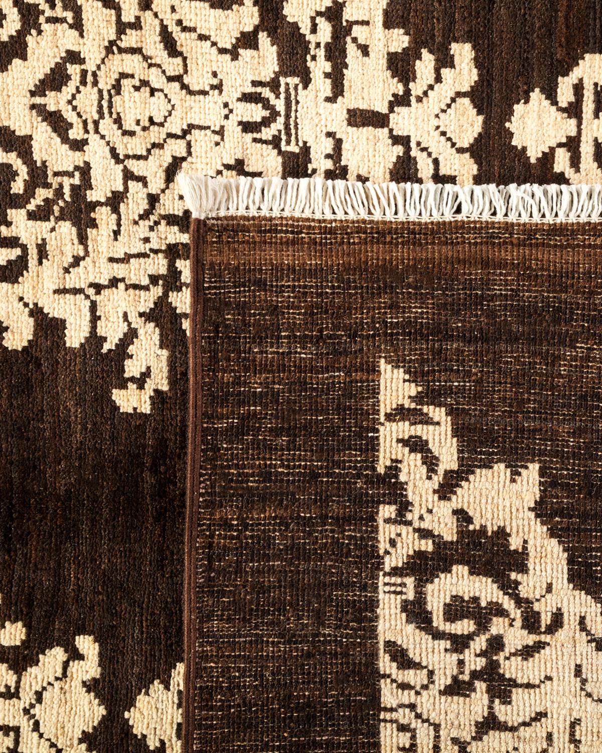 Laine Tapis marron éclectique en laine nouée à la main, unique en son genre en vente