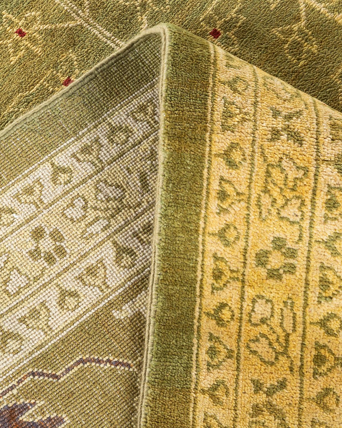Laine Tapis vert éclectique en laine nouée à la main, unique en son genre en vente