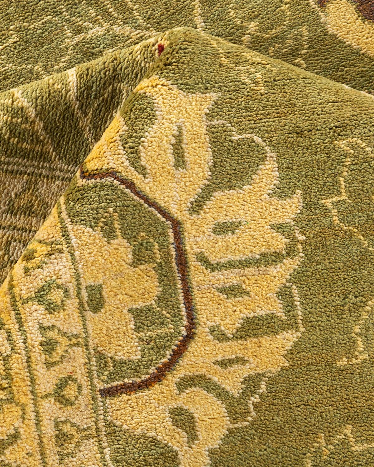 Tapis vert éclectique en laine nouée à la main, unique en son genre en vente 1