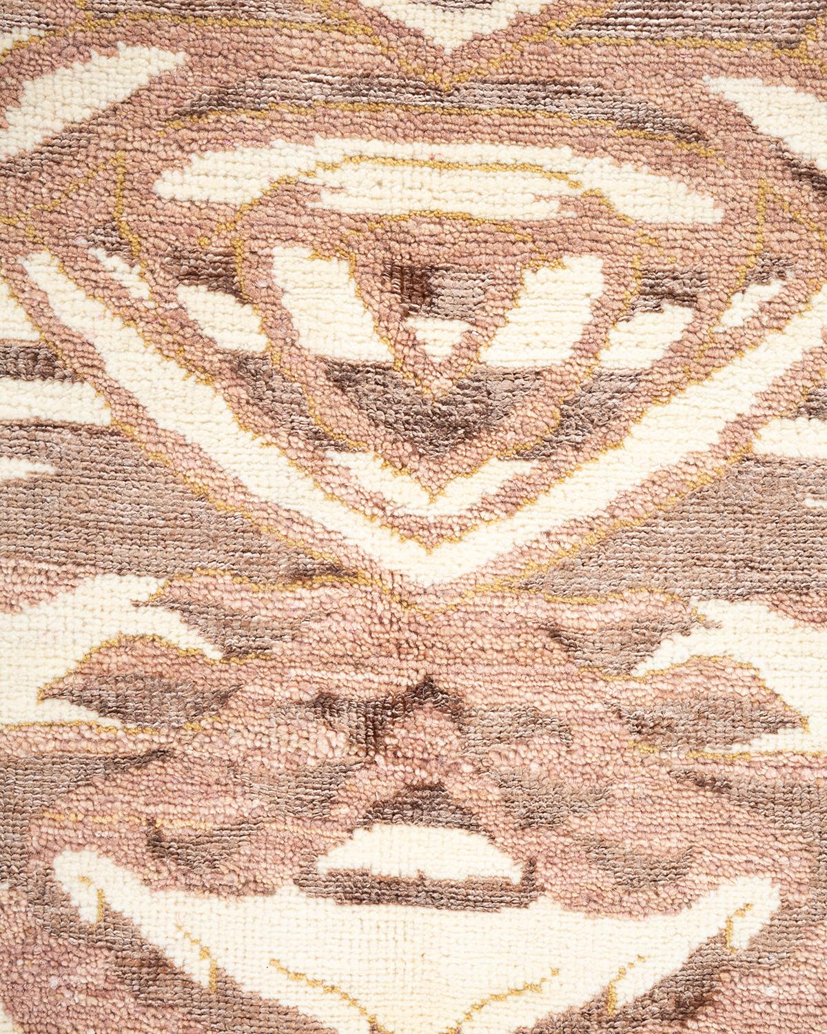 Pakistanais Tapis de zone ivoire éclectique en laine nouée à la main, unique en son genre en vente