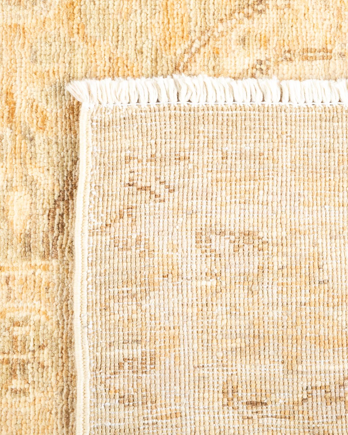 XXIe siècle et contemporain Tapis de zone ivoire éclectique en laine nouée à la main, unique en son genre en vente