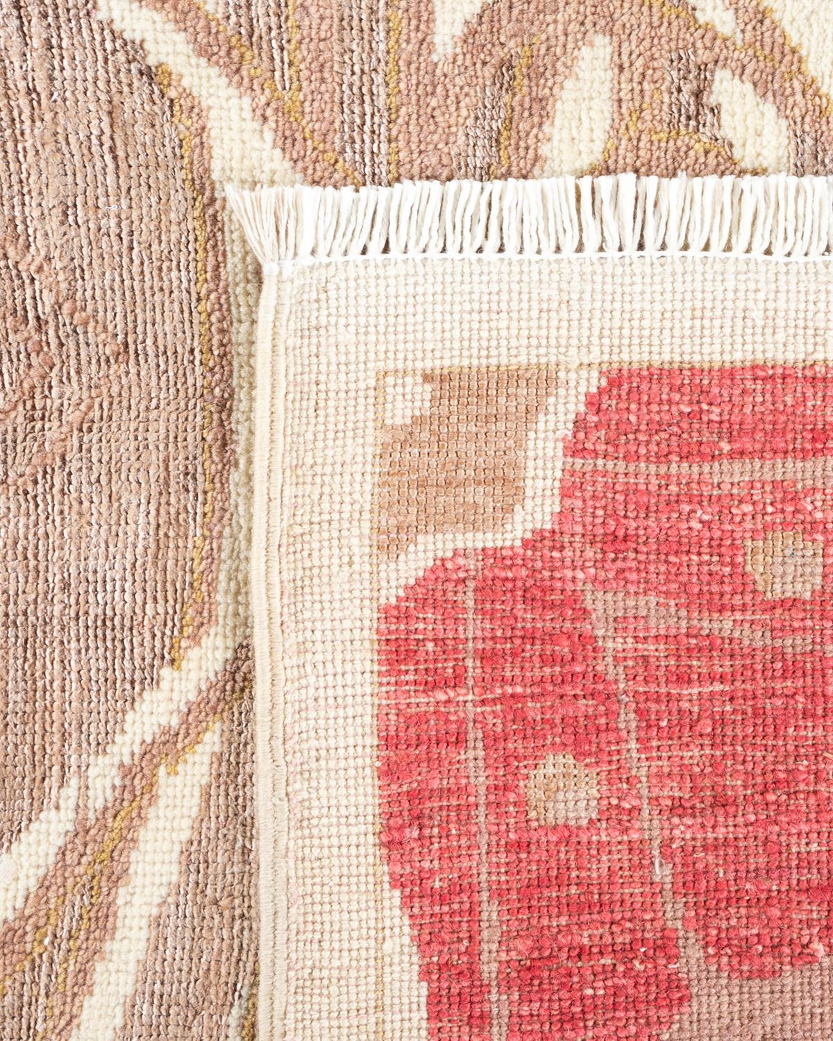 XXIe siècle et contemporain Tapis de zone ivoire éclectique en laine nouée à la main, unique en son genre en vente