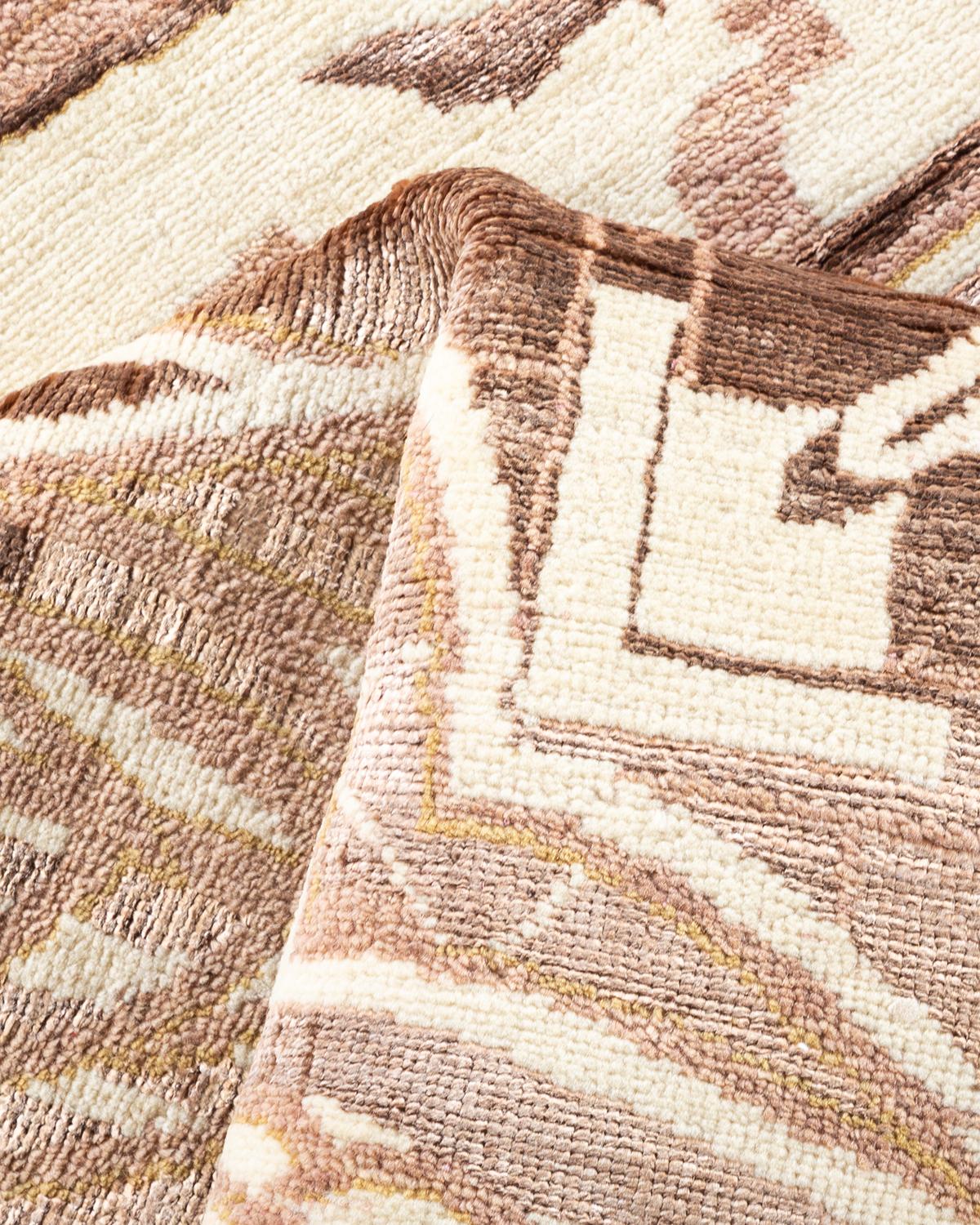 Tapis de zone ivoire éclectique en laine nouée à la main, unique en son genre en vente 1
