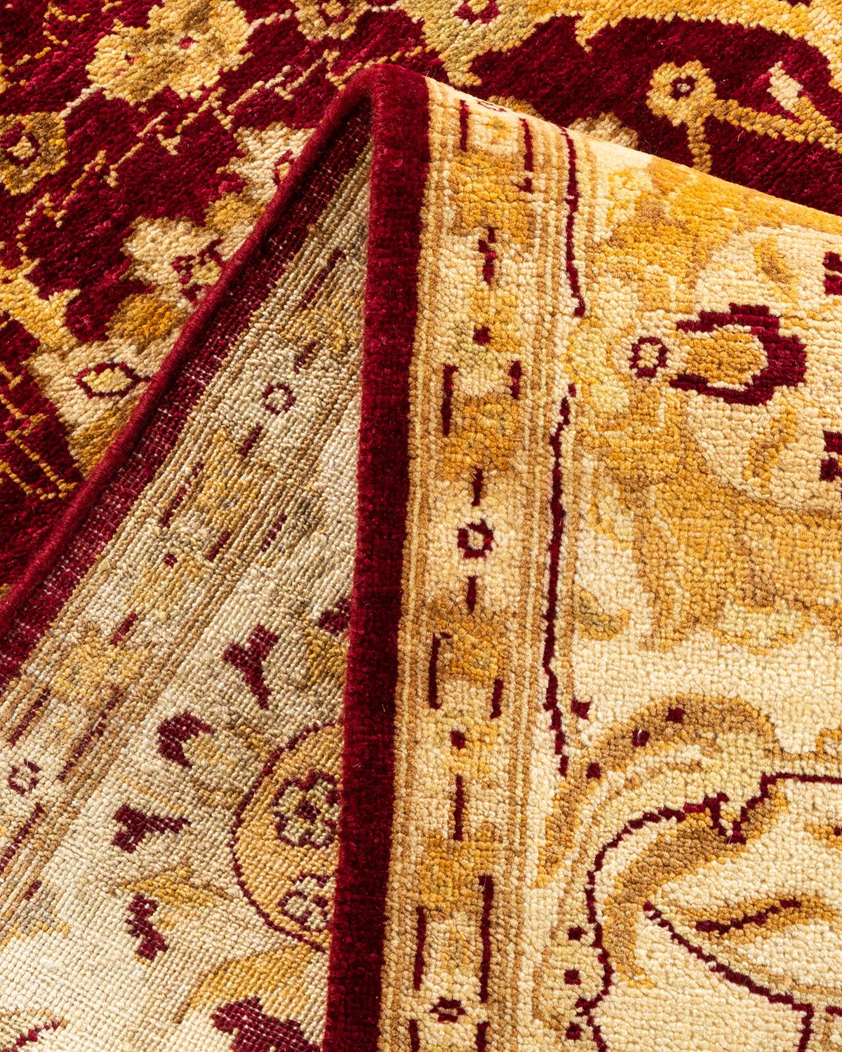 Laine Tapis rouge éclectique en laine nouée à la main, unique en son genre en vente