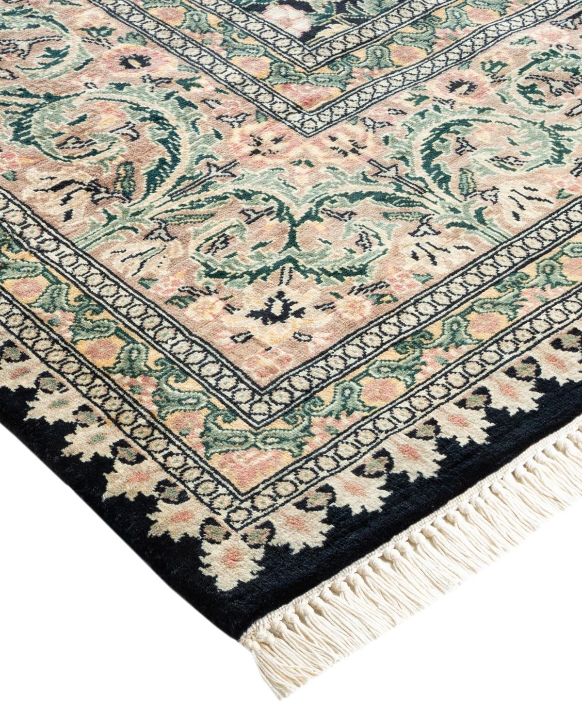 Avec leurs palettes discrètes et leurs motifs allover, les tapis de la collection Mogul apporteront une sophistication intemporelle à n'importe quelle pièce. Influencés par un éventail de motifs turcs, indiens et persans, les artisans qui tissent à
