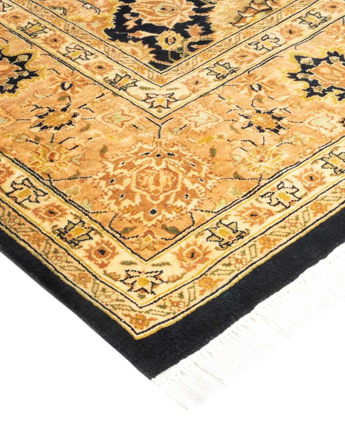 Die Teppiche der Mogul-Kollektion bringen mit ihren zurückhaltenden Farben und Allover-Mustern zeitlose Eleganz in jeden Raum. Beeinflusst von einem Spektrum türkischer, indischer und persischer Designs, lassen die Kunsthandwerker, die diese