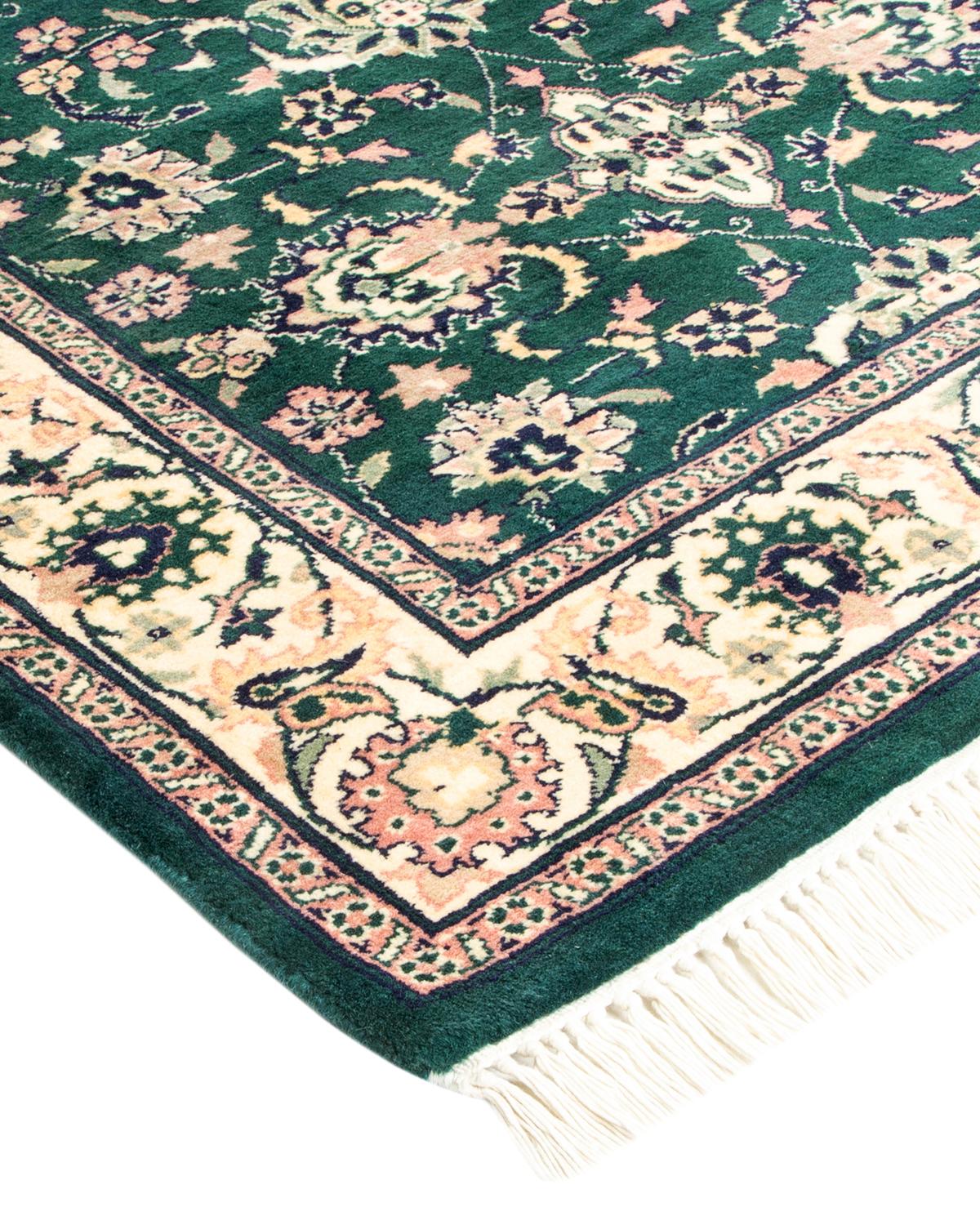 Avec leurs palettes discrètes et leurs motifs à l'envers, les tapis de la collection Mogul apporteront une sophistication intemporelle à n'importe quelle pièce. Influencés par un éventail de motifs turcs, indiens et persans, les artisans qui tissent