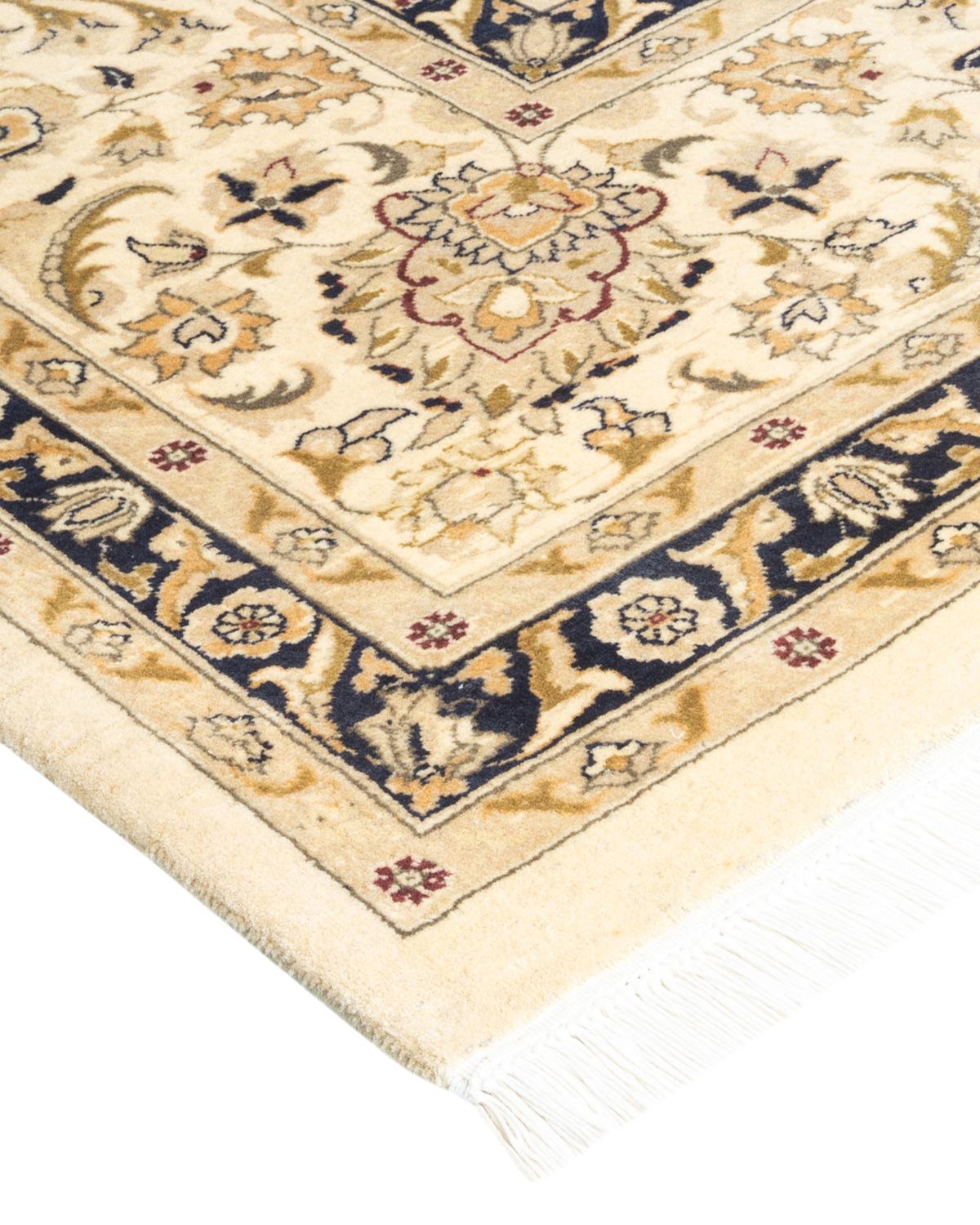 Avec leurs palettes discrètes et leurs motifs à l'envers, les tapis de la collection Mogul apporteront une sophistication intemporelle à n'importe quelle pièce. Influencés par un éventail de motifs turcs, indiens et persans, les artisans qui tissent