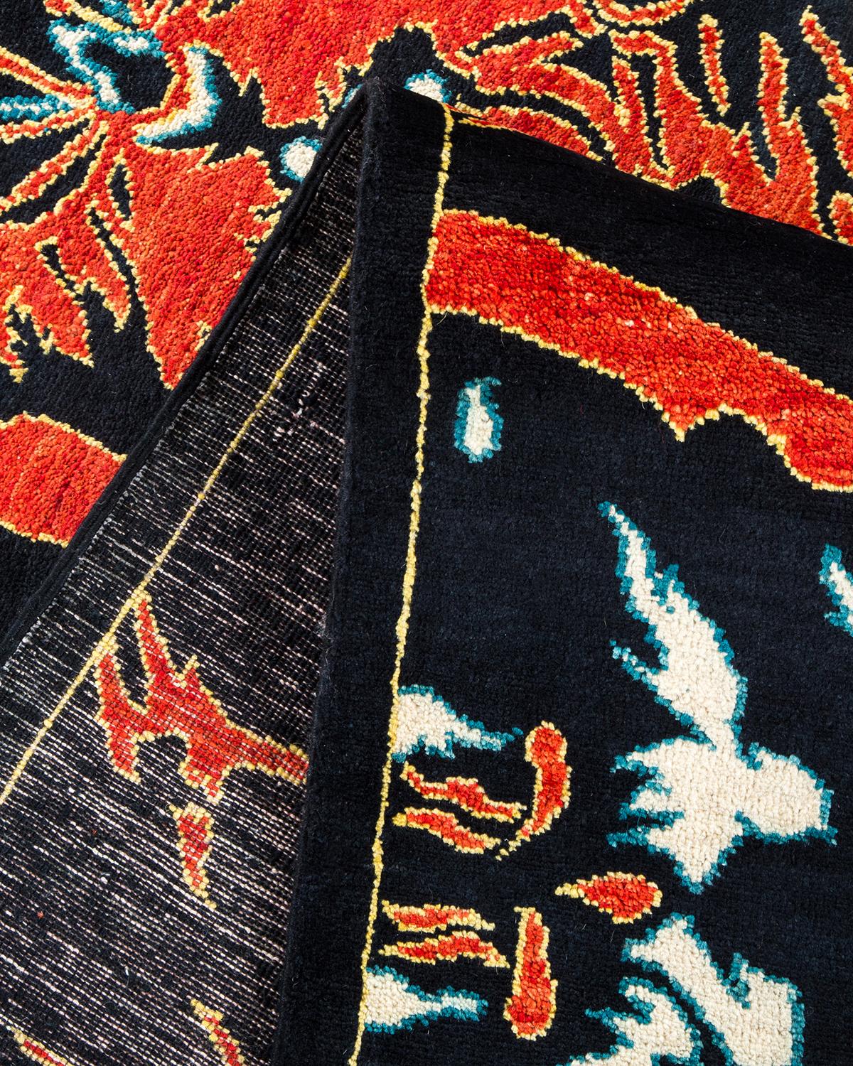 Pakistanais Tapis noir contemporain éclectique fait à la main unique en son genre en vente