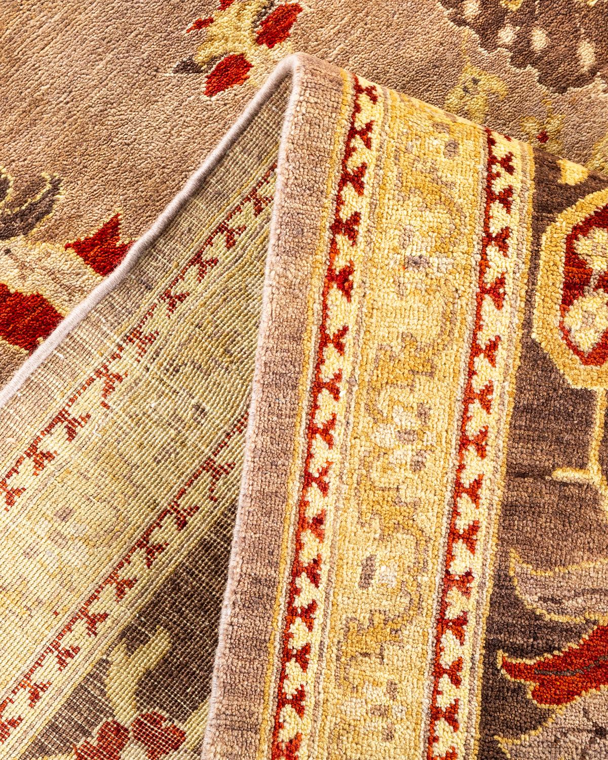 Zeitgenössischer, handgefertigter, eklektischer, brauner Teppich, Unikat (Pakistanisch) im Angebot