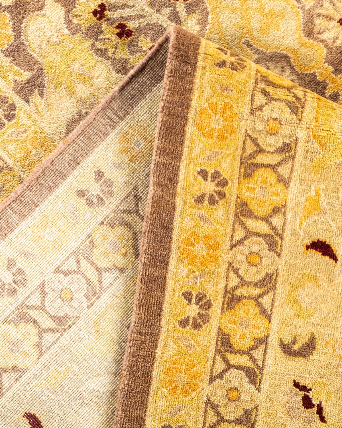 Handgefertigter, zeitgenössischer, eklektischer brauner Teppich, Unikat (Pakistanisch) im Angebot