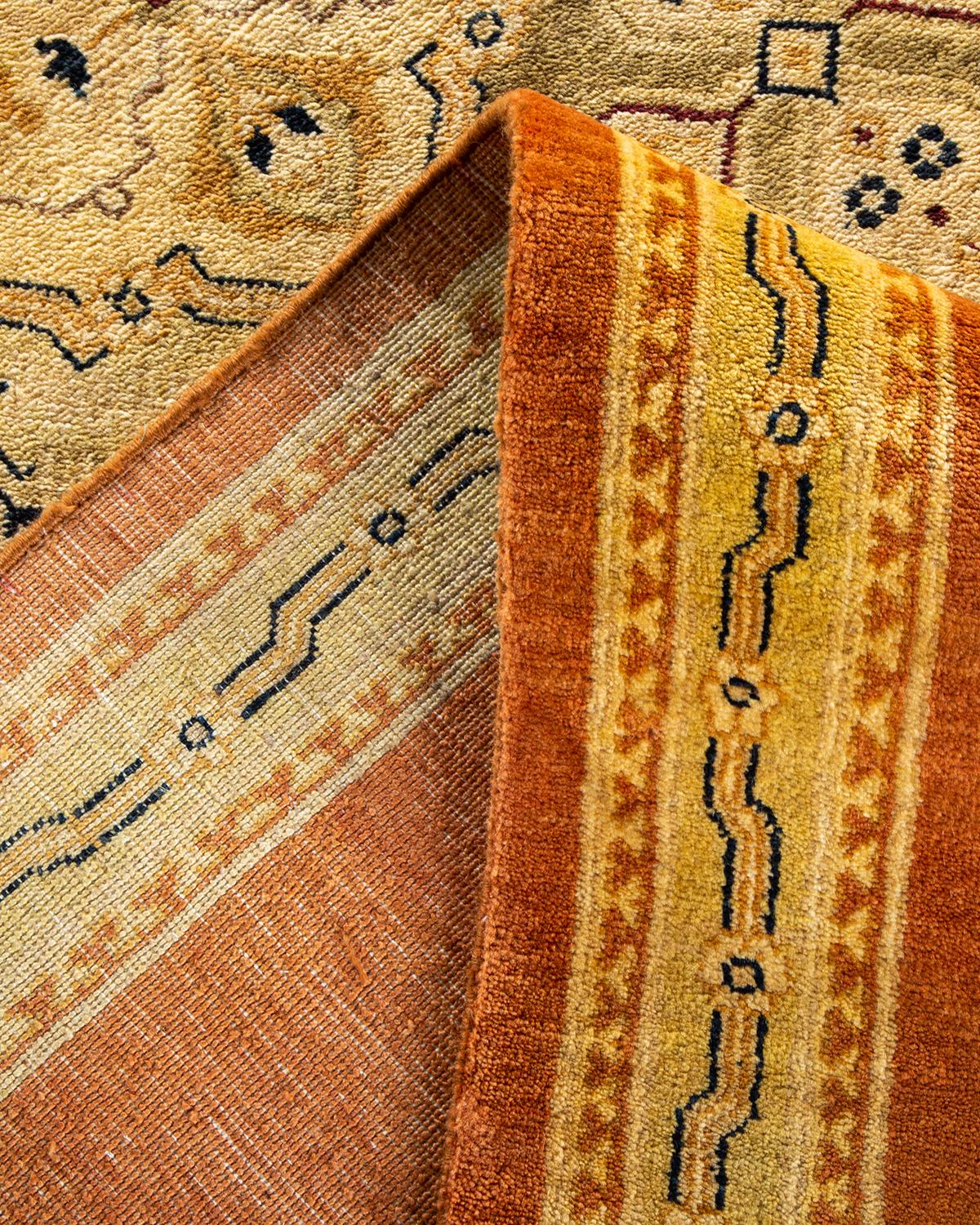 Handgefertigter, zeitgenössischer, eklektischer brauner Teppich, Unikat (Pakistanisch) im Angebot
