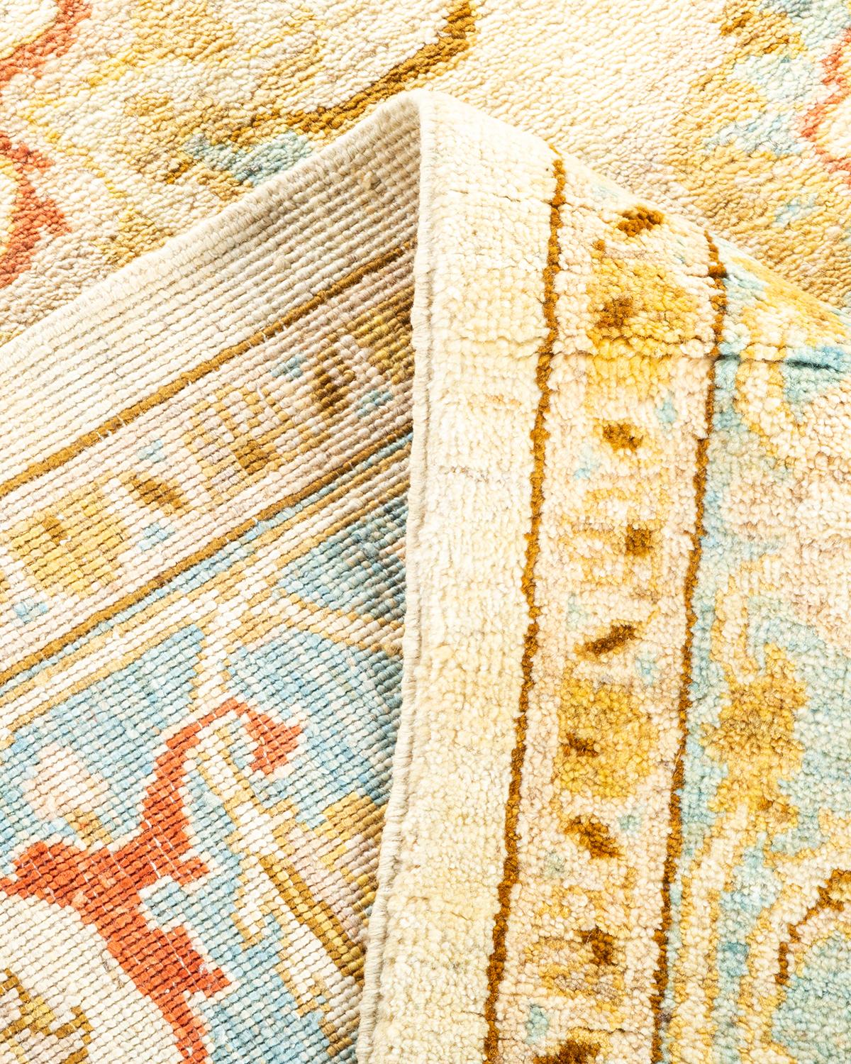 Zeitgenössischer, handgefertigter, eklektischer elfenbeinfarbener Teppich, Unikat (Pakistanisch) im Angebot