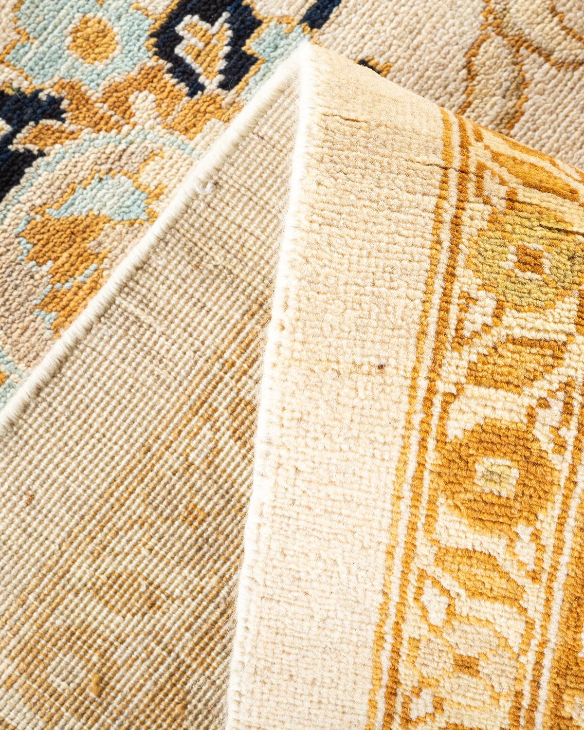 Pakistanais Tapis contemporain éclectique en ivoire fait à la main unique en son genre en vente