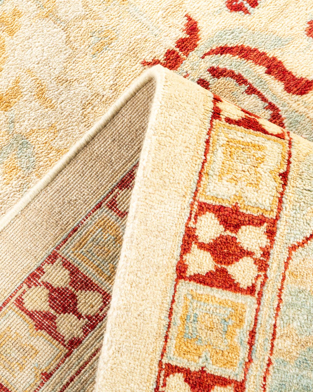 Zeitgenössischer, handgefertigter, eklektischer elfenbeinfarbener Teppich, Unikat (Pakistanisch) im Angebot