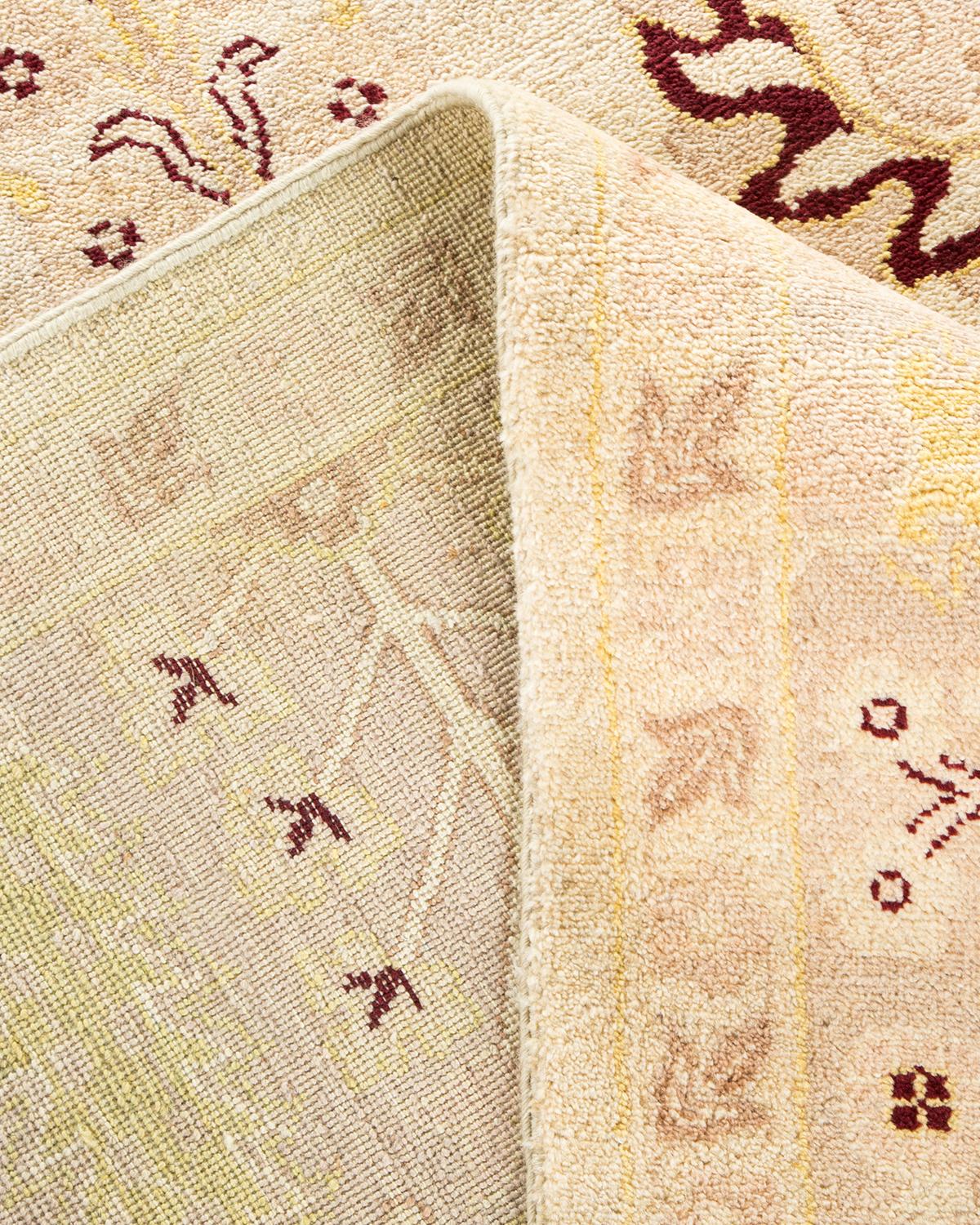 Pakistanais Tapis contemporain éclectique en ivoire fait à la main unique en son genre en vente