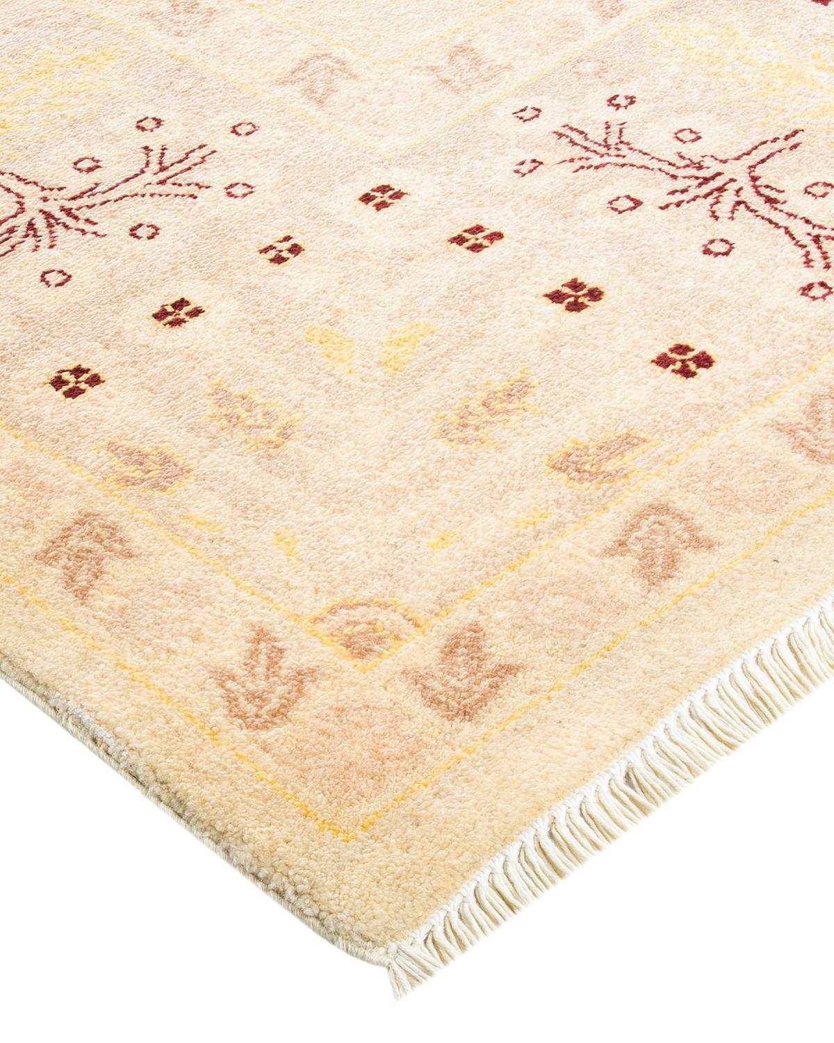 Laine Tapis contemporain éclectique en ivoire fait à la main unique en son genre en vente