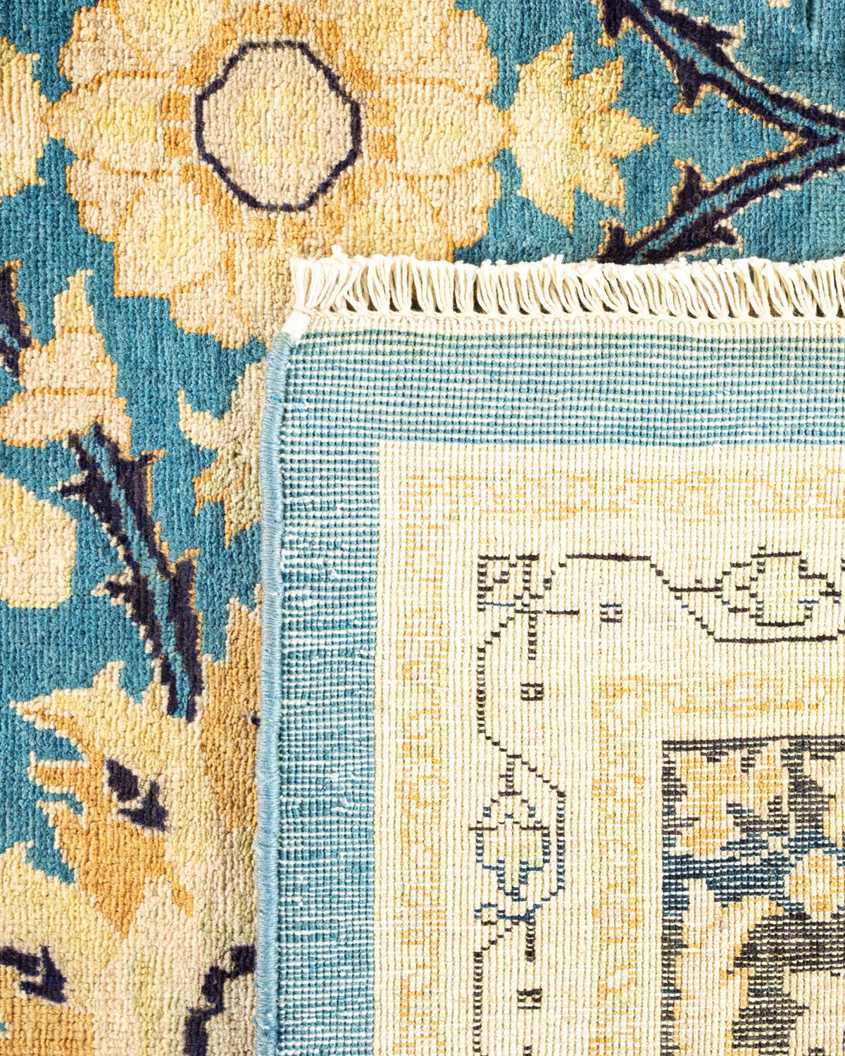 Handgefertigter, zeitgenössischer, eklektischer hellblauer Teppich, Unikat (Handgeknüpft) im Angebot