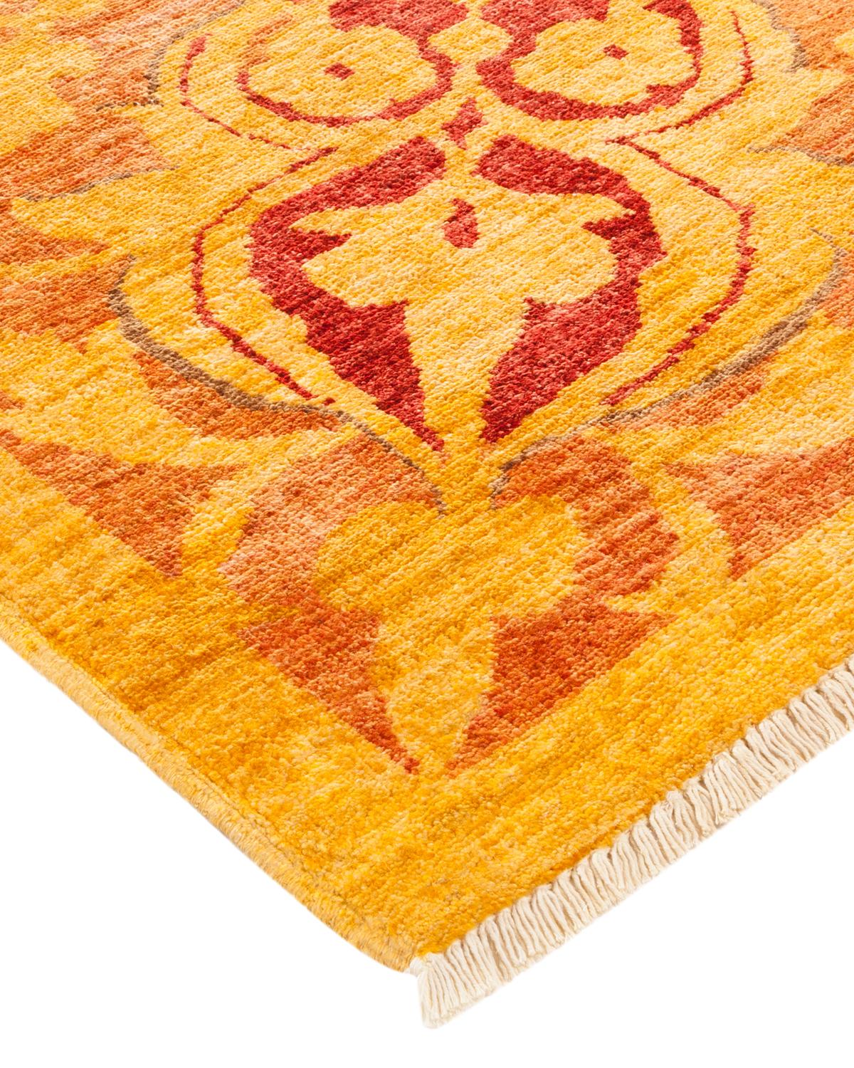 Laine Tapis jaune contemporain éclectique fait à la main, unique en son genre en vente