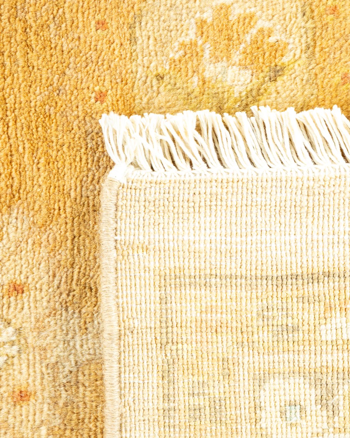 Noué à la main Tapis de sol éclectique contemporain jaune, unique en son genre, fait à la main en vente