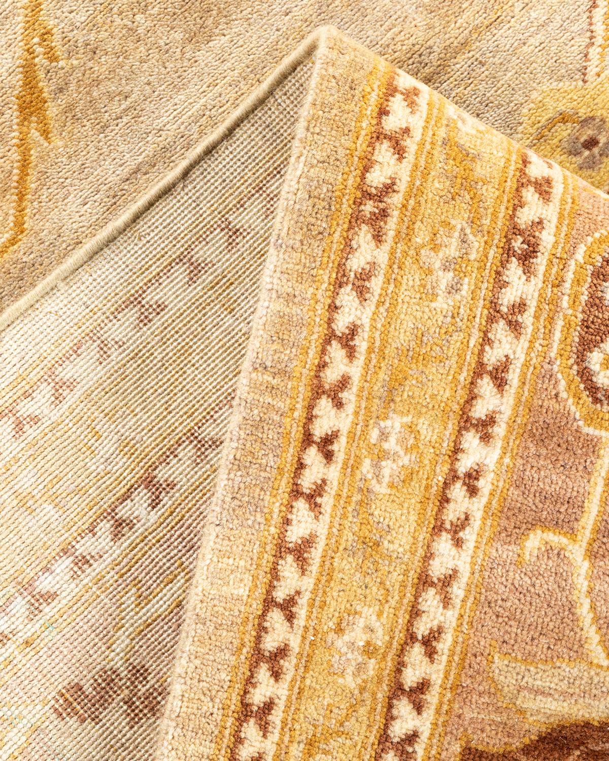 Pakistanais Tapis jaune contemporain éclectique fait à la main, unique en son genre en vente