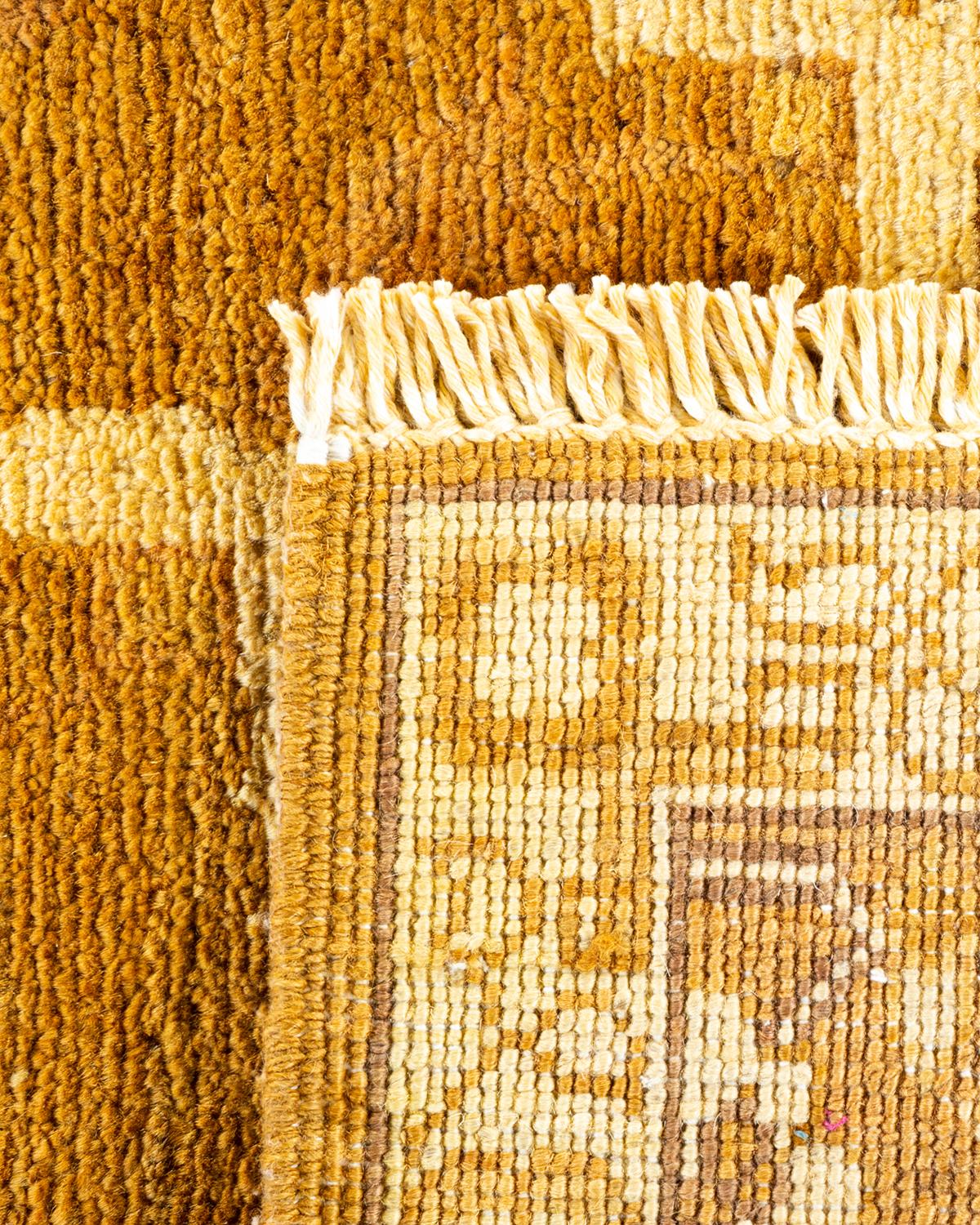 Laine Tapis jaune contemporain éclectique fait à la main unique en son genre en vente