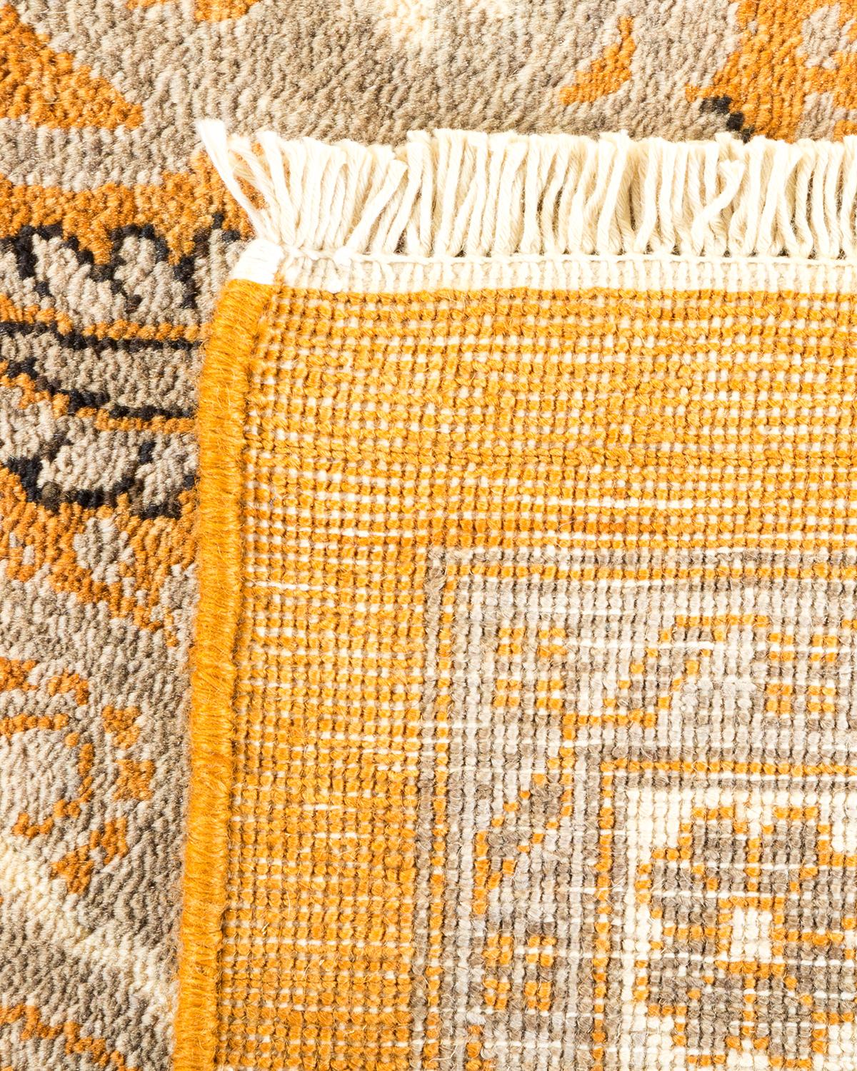 Handgefertigter, zeitgenössischer, eklektischer gelber Teppich, Unikat (Handgeknüpft) im Angebot