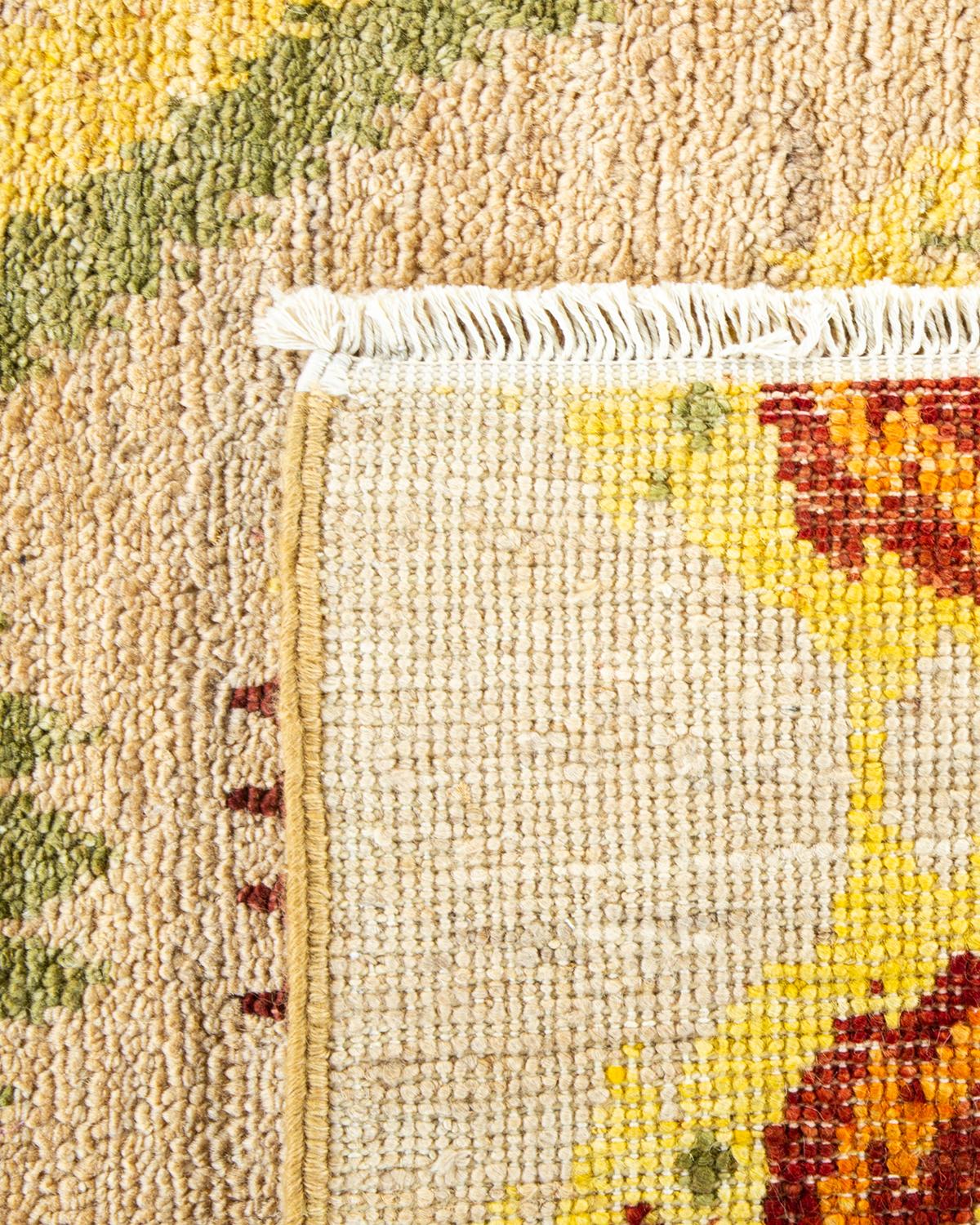 Pakistanais Tapis jaune moderne contemporain fait à la main unique en son genre en vente