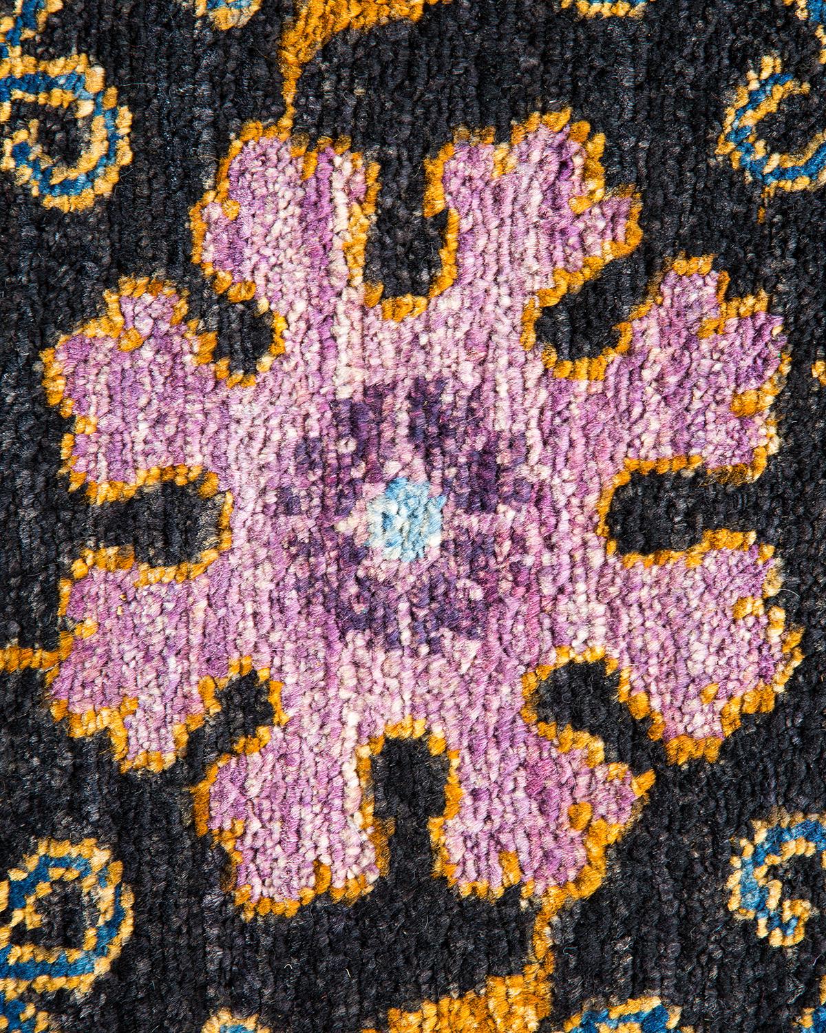Zeitgenössischer, handgefertigter, schwarzer Suzani-Teppich, Unikat (21. Jahrhundert und zeitgenössisch) im Angebot