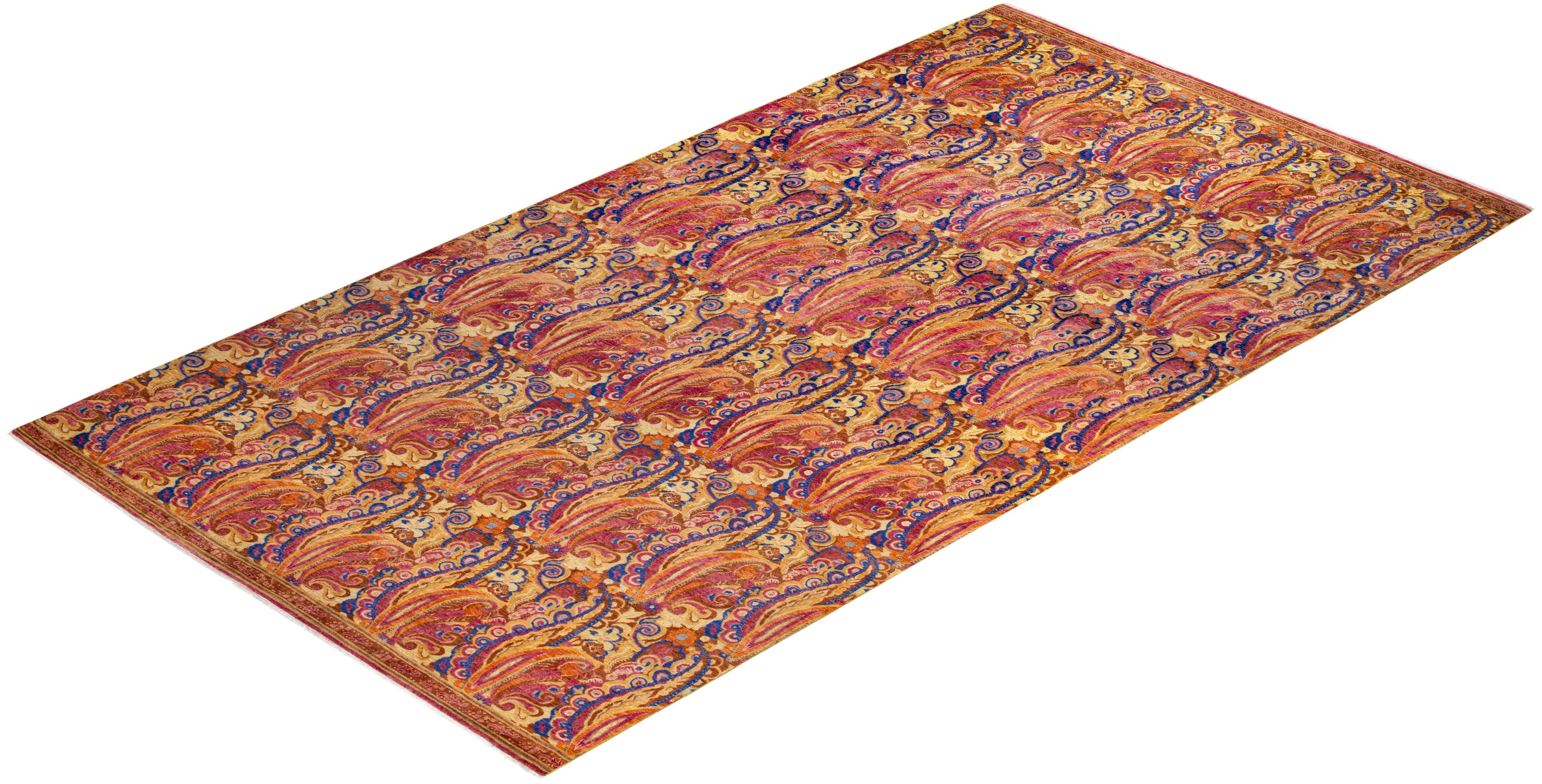 Die sorgfältige Kunst der handgestickten Textilien usbekischer Stämme inspirierte die Suzani-Teppichkollektion. Kräftige Motive, vor allem Granatäpfel, Sonne und Mond, sind häufige Elemente, deren einfache, aber überzeugende Designs in Wolle und