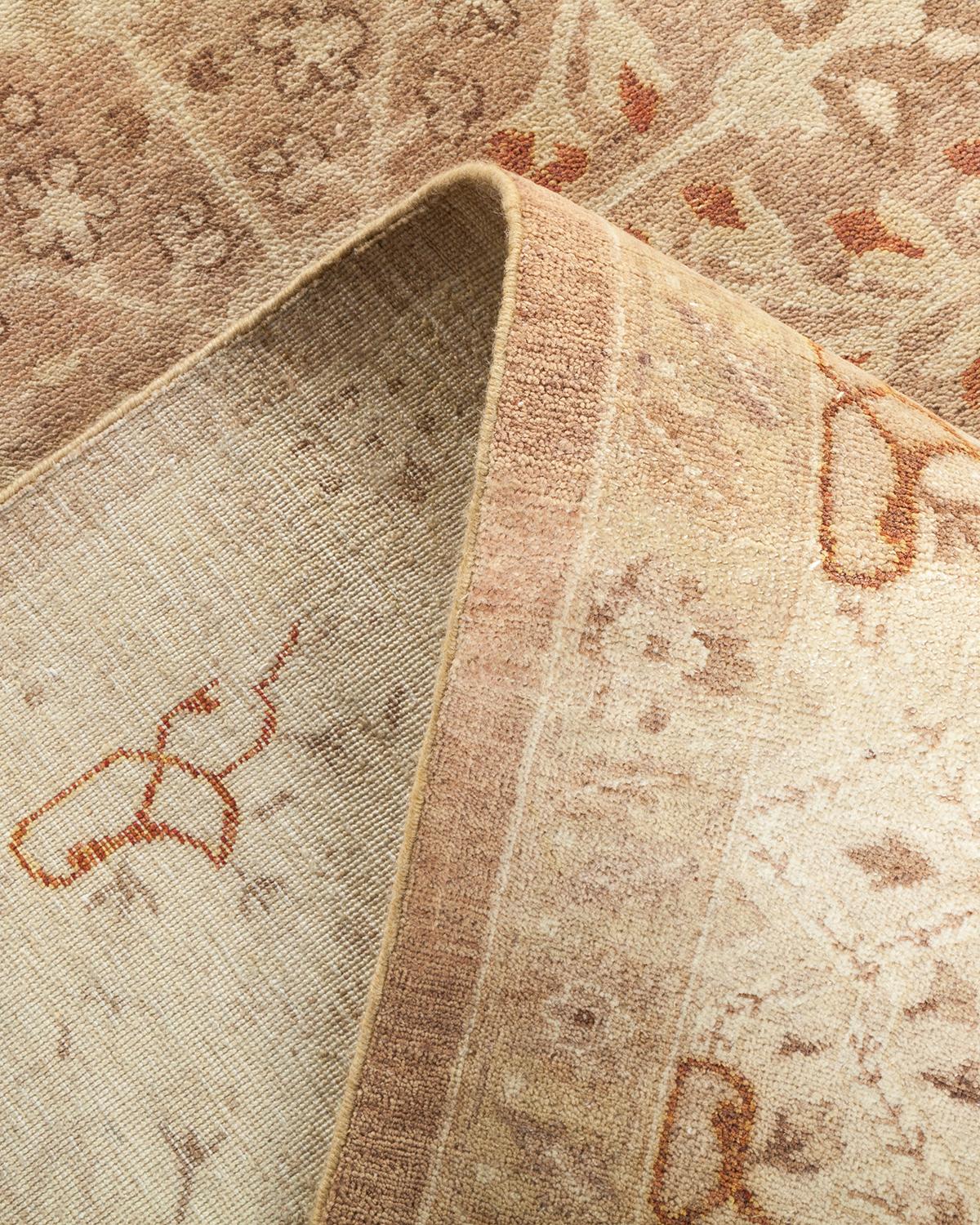 Handgefertigter, traditioneller Mogul-Beige-Teppich, Unikat (Pakistanisch) im Angebot