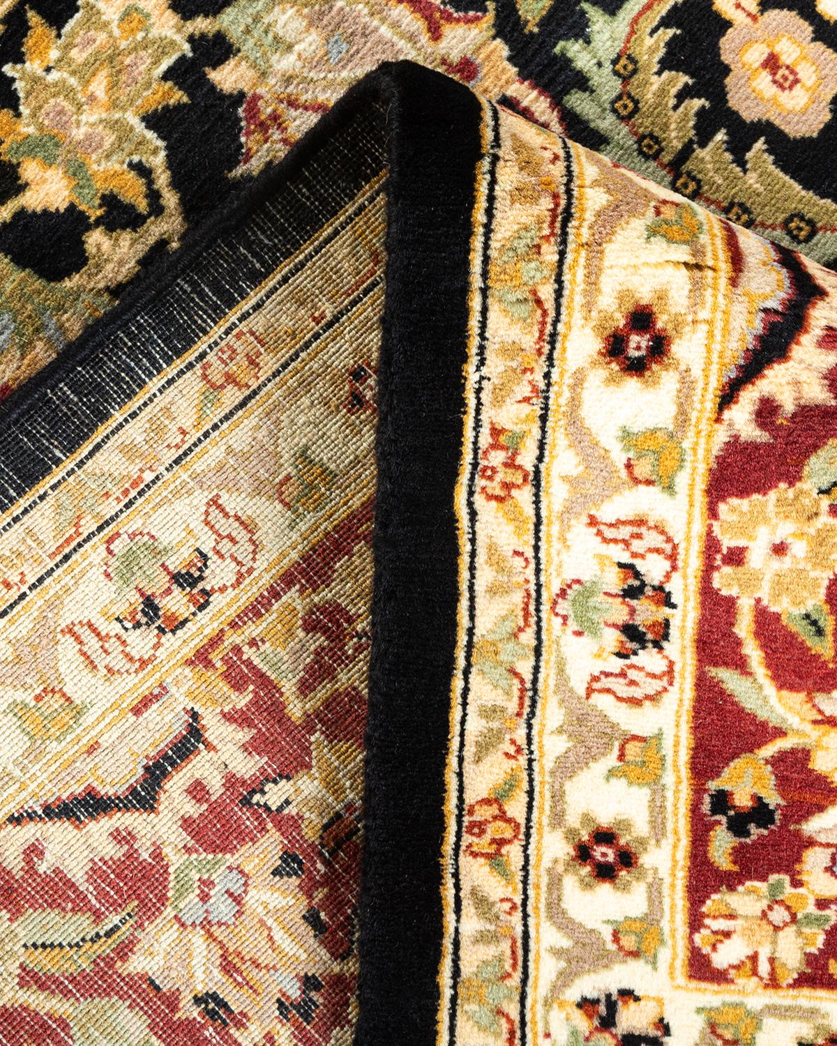Einzigartiger handgefertigter traditioneller Mogul-Teppich in Schwarz (Pakistanisch) im Angebot