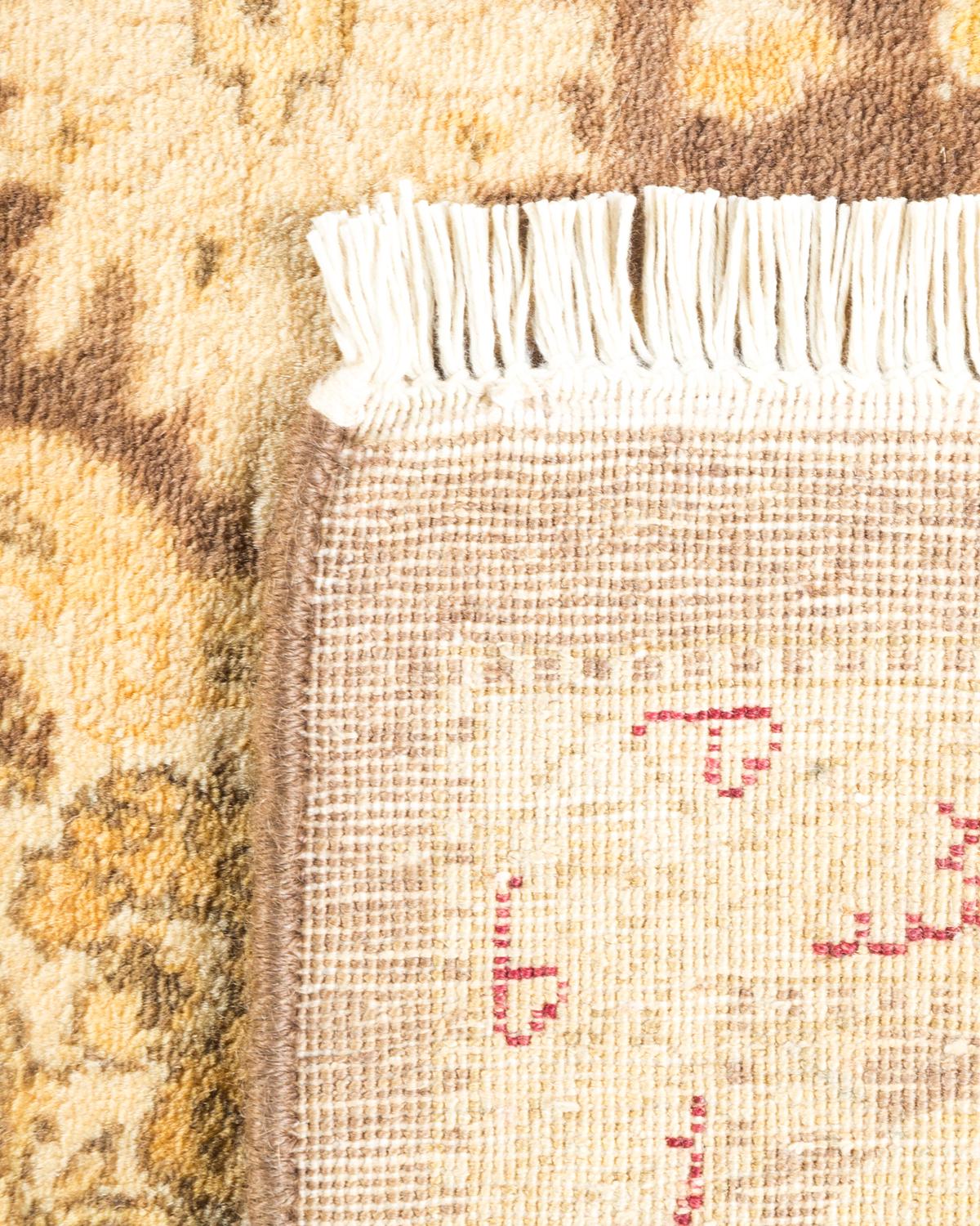 Handgefertigter, traditioneller Mogul-Teppich in Braun, Unikat (Handgeknüpft) im Angebot