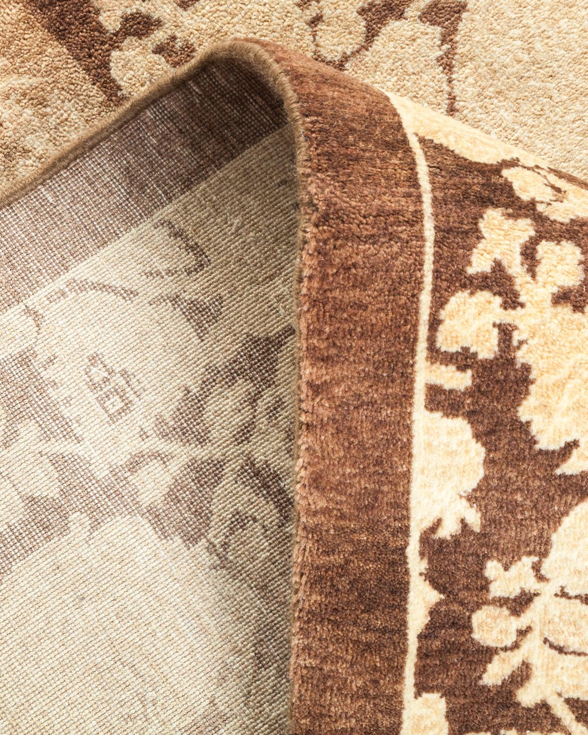 Handgefertigter, traditioneller Mogul-Teppich in Braun, Unikat (Pakistanisch) im Angebot