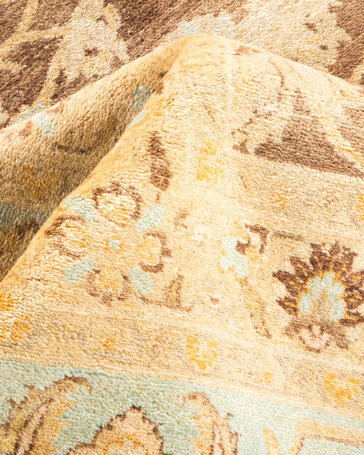 Autre Tapis traditionnel Mogul marron unique en son genre fabriqué à la main en vente