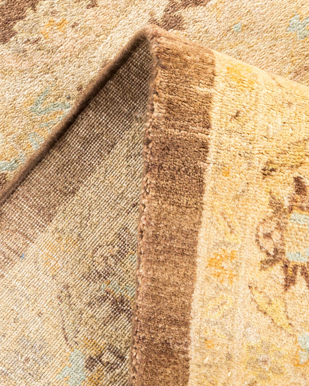Pakistanais Tapis traditionnel Mogul marron unique en son genre fabriqué à la main en vente
