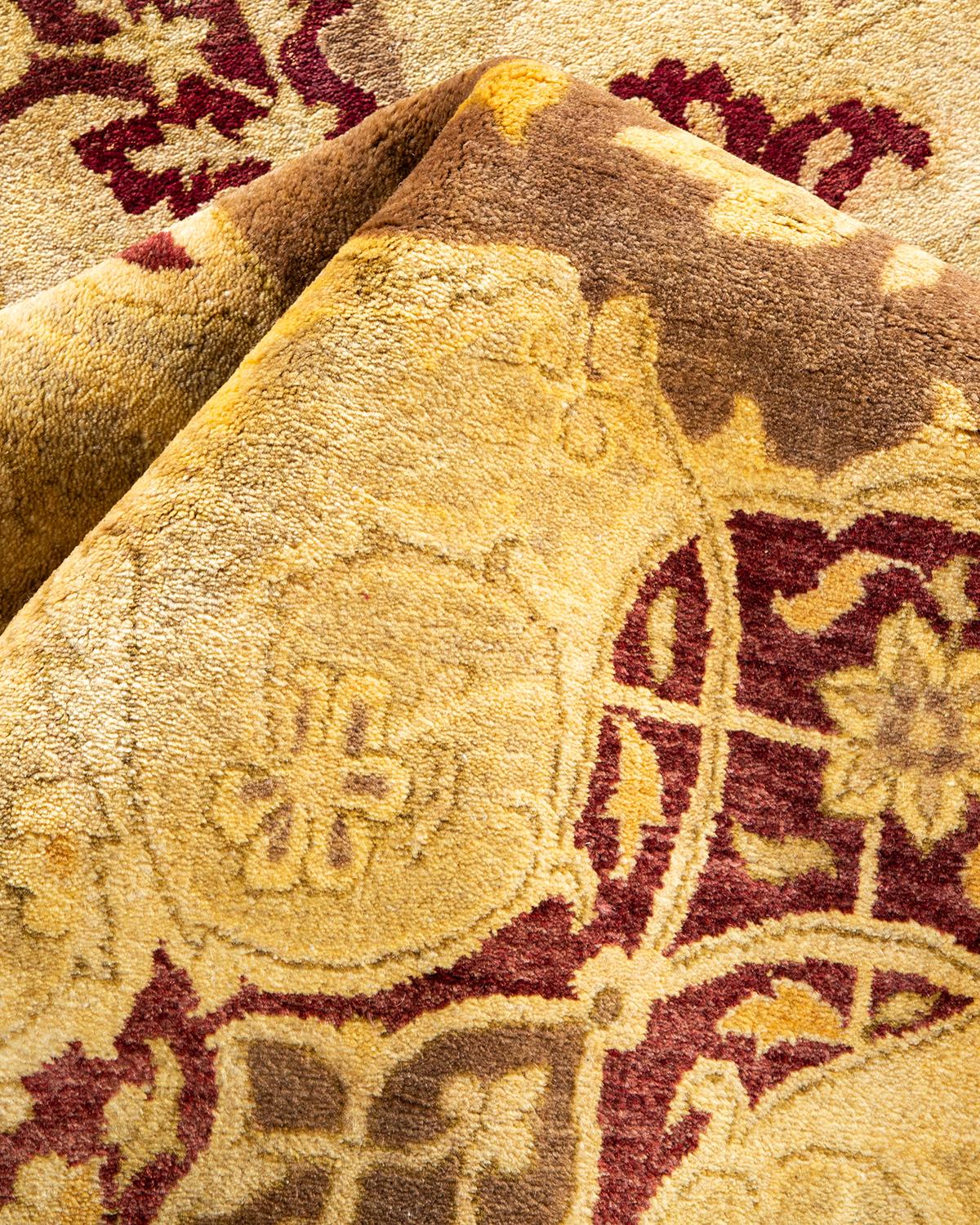 Autre Tapis traditionnel Mogul marron unique en son genre fabriqué à la main en vente