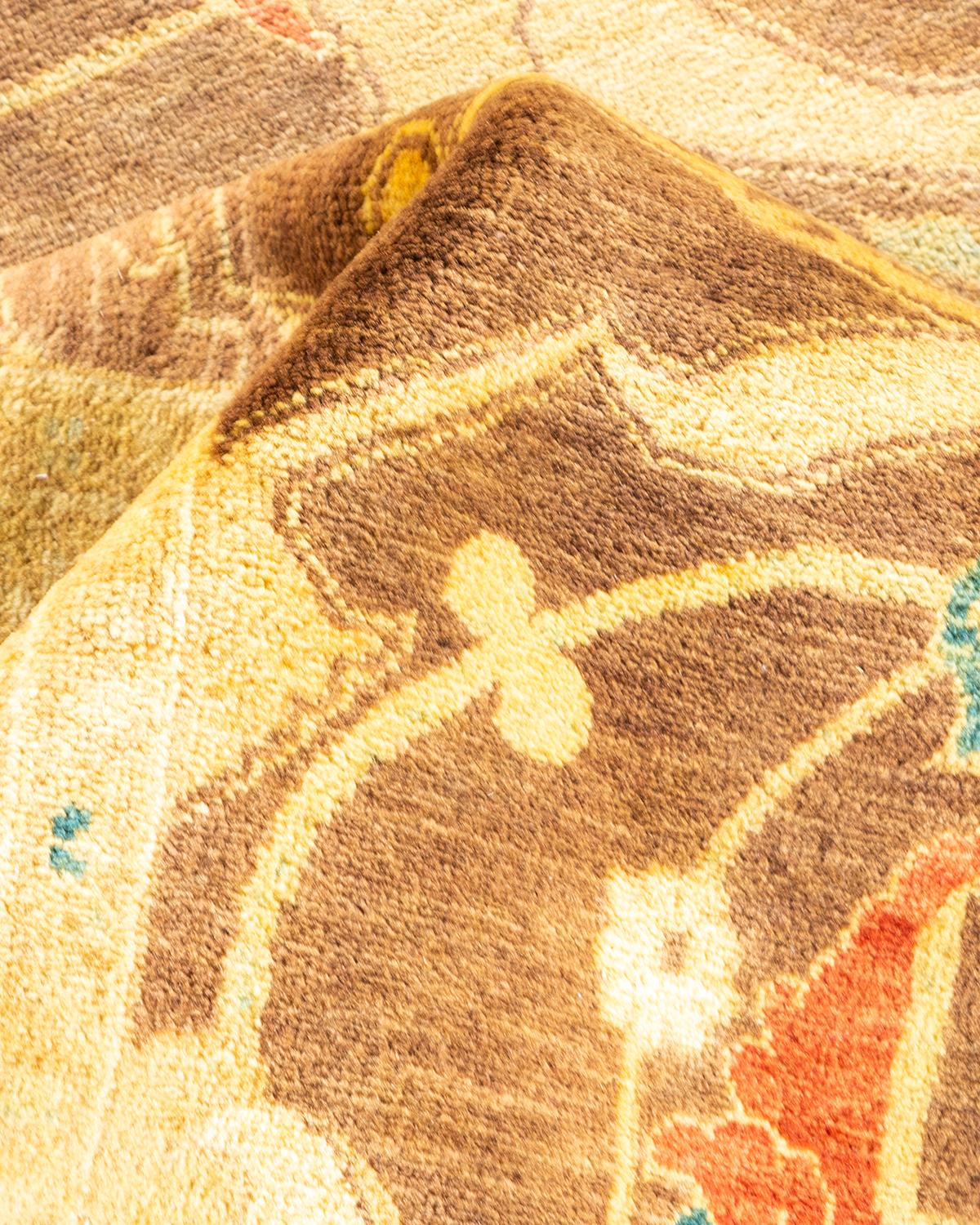 Autre Tapis traditionnel Mogul marron unique en son genre fabriqué à la main en vente