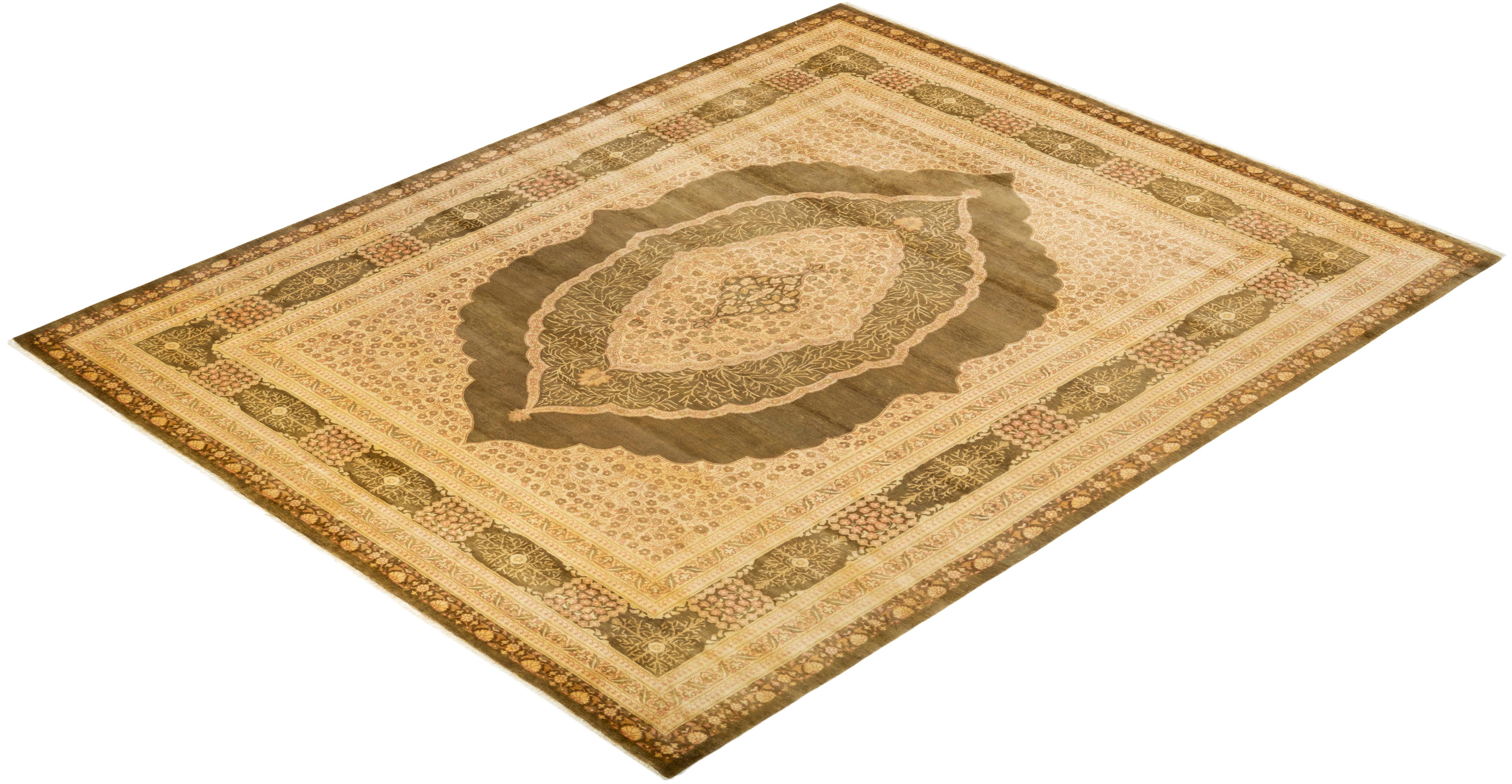 Avec leurs palettes discrètes et leurs motifs allover, les tapis de la collection Mogul apporteront une sophistication intemporelle à n'importe quelle pièce. Influencés par un éventail de motifs turcs, indiens et persans, les artisans qui tissent à