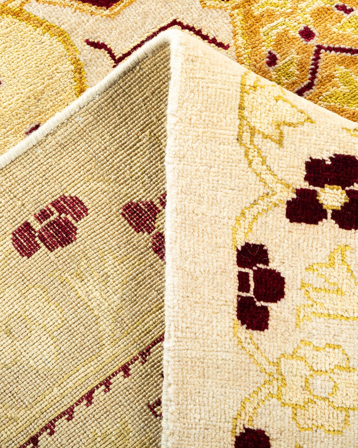 Pakistanais Tapis traditionnel ivoire Mogul unique en son genre fabriqué à la main en vente