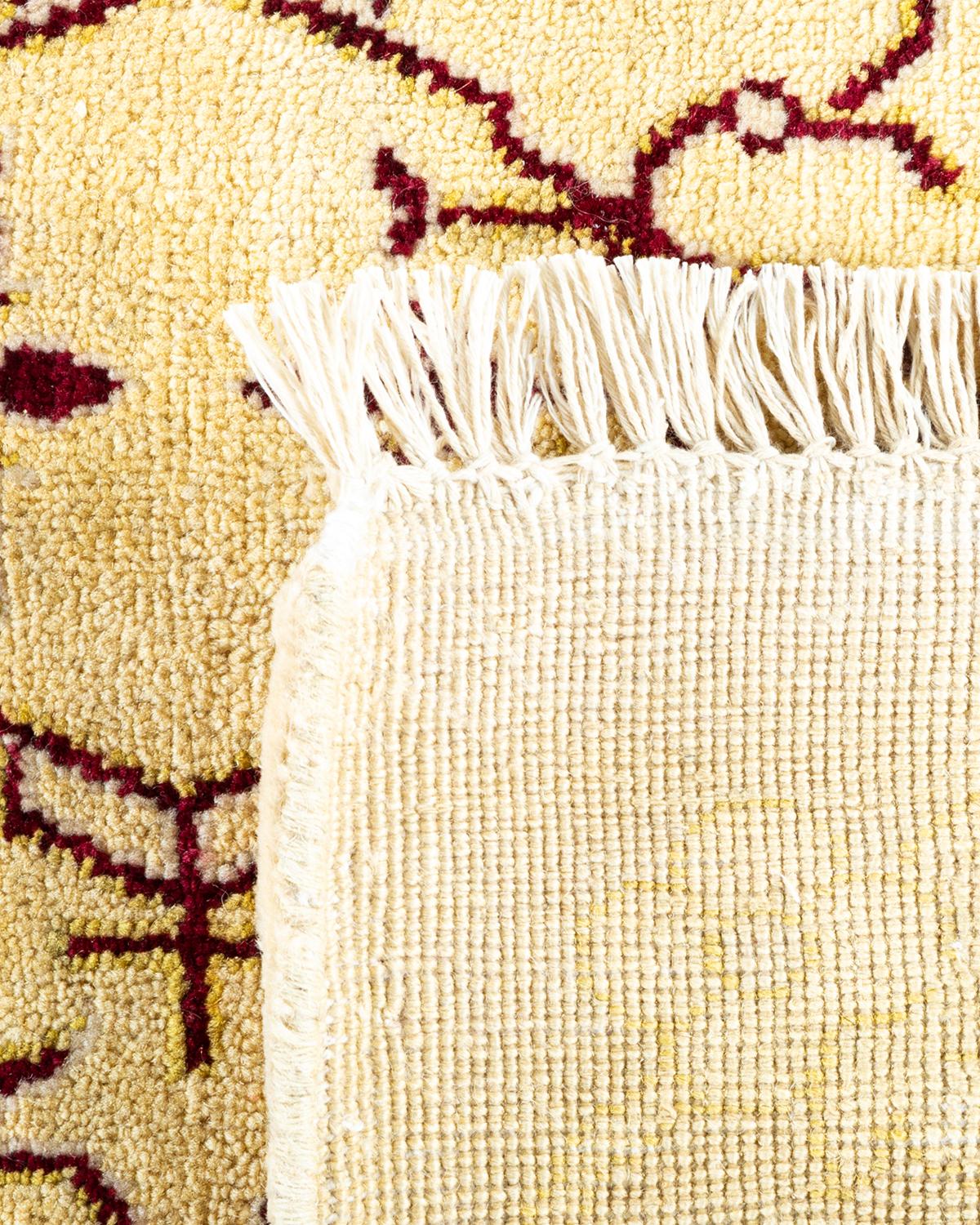 Noué à la main Tapis traditionnel ivoire Mogul unique en son genre fabriqué à la main en vente