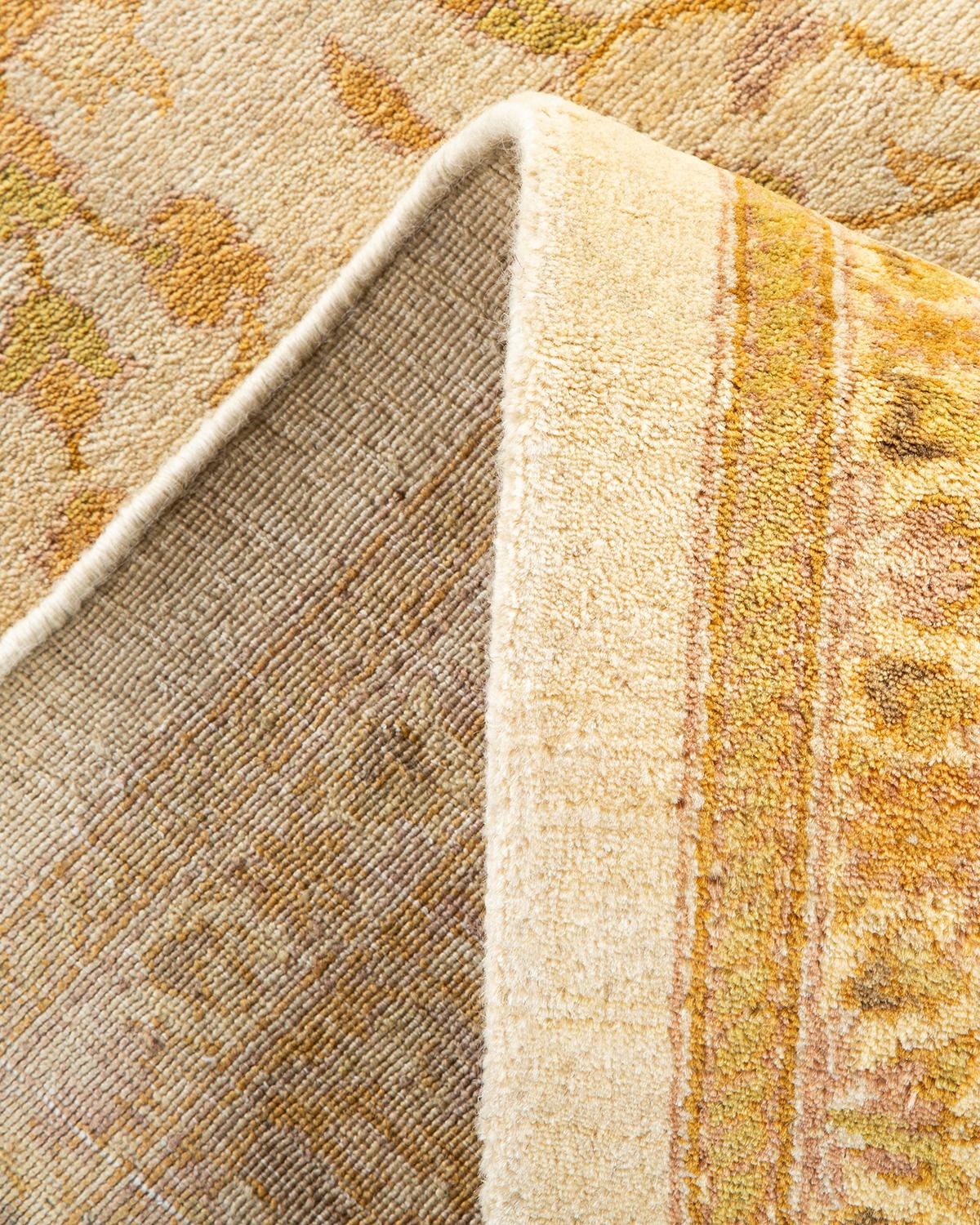 Traditioneller handgefertigter elfenbeinfarbener Mogul-Teppich, Unikat (Pakistanisch) im Angebot