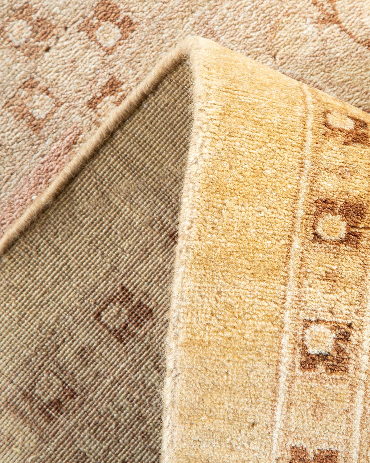 Pakistanais Tapis traditionnel ivoire Mogul unique en son genre fabriqué à la main en vente